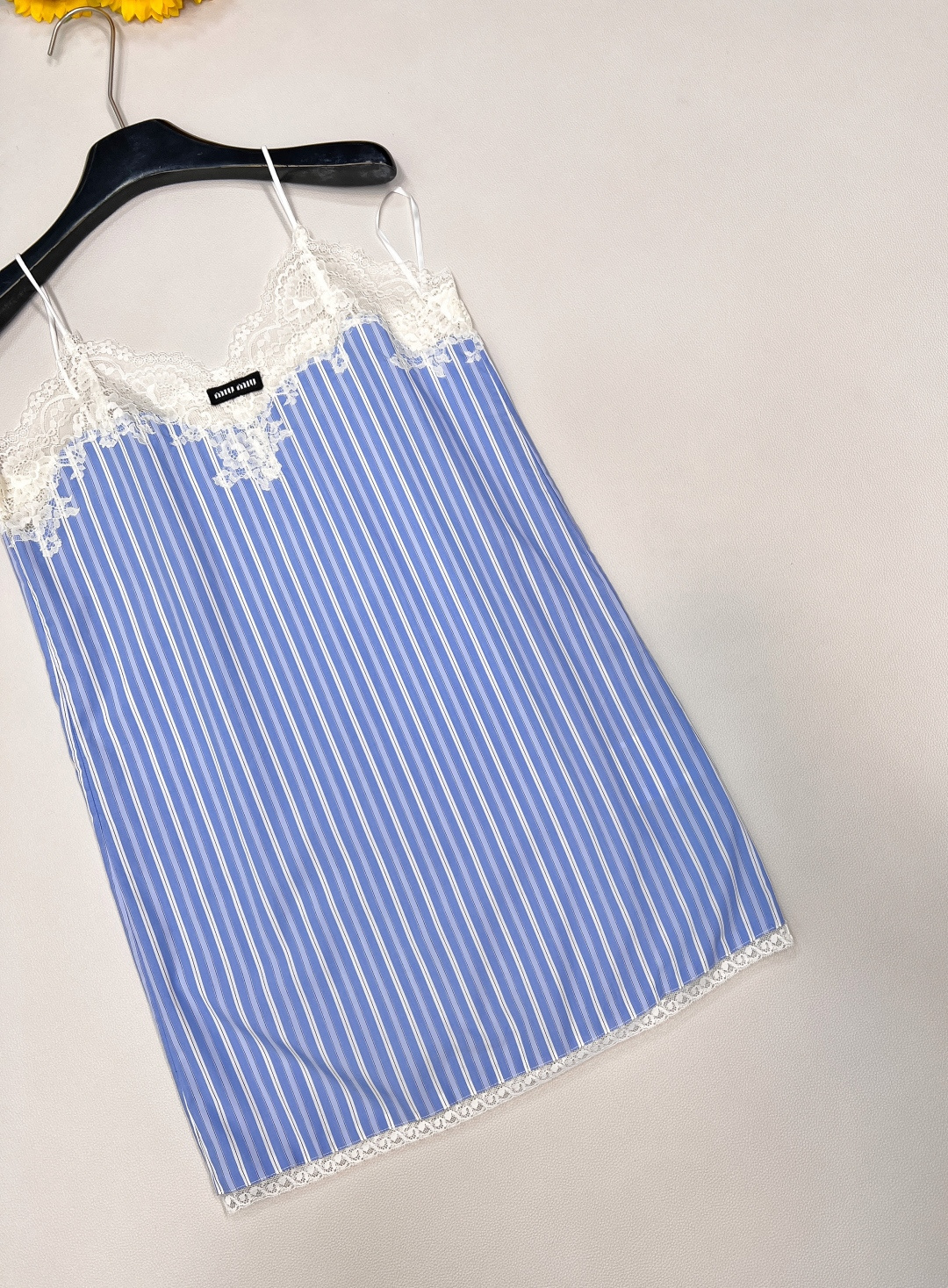 🆕Miumiu2025新款蕾丝吊带连衣裙，定制YB斜纹全棉材质 亲肤舒适 吸湿透气 通体竖列蓝白条纹交织
