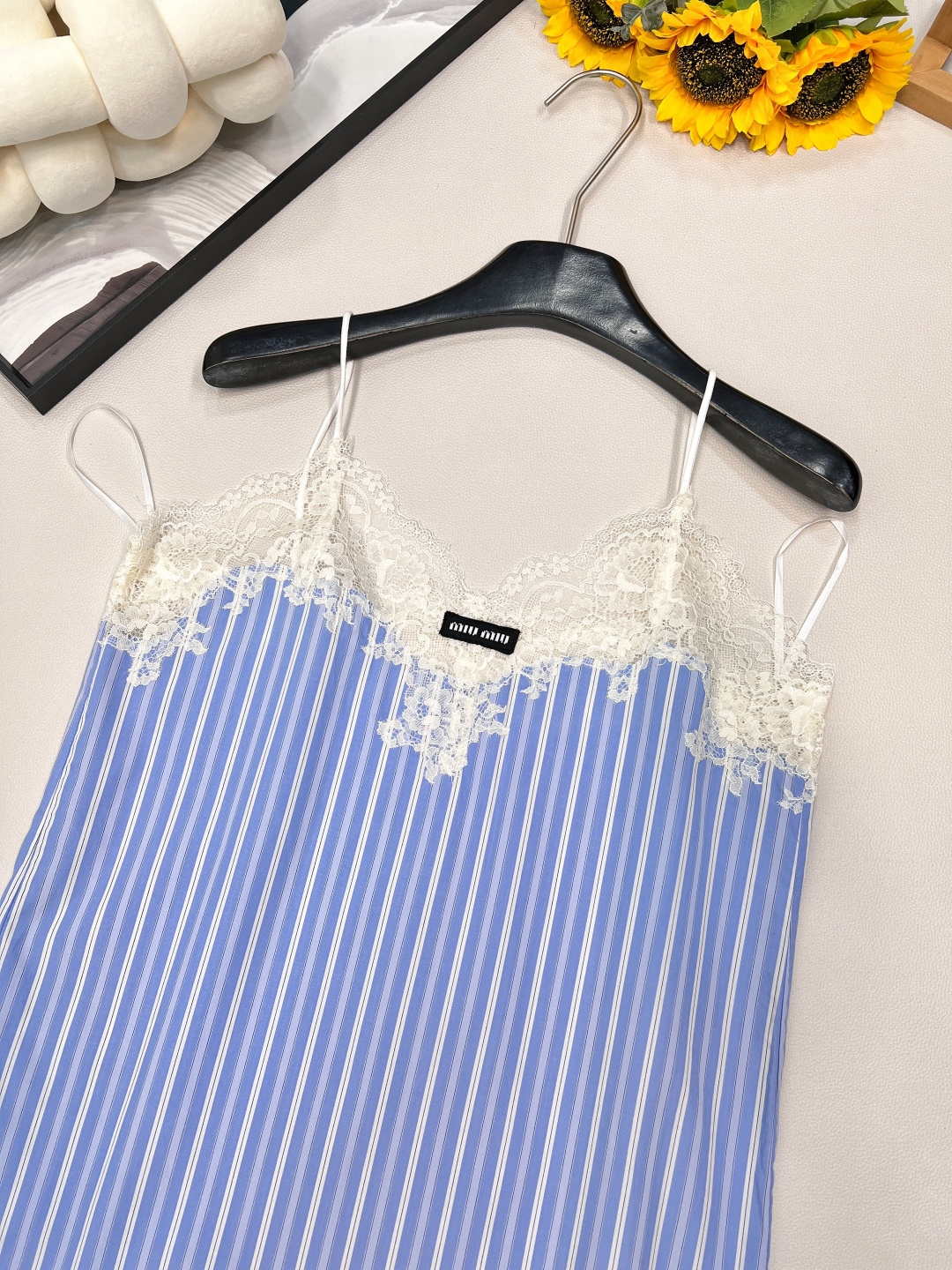 🆕Miumiu2025新款蕾丝吊带连衣裙，定制YB斜纹全棉材质 亲肤舒适 吸湿透气 通体竖列蓝白条纹交织