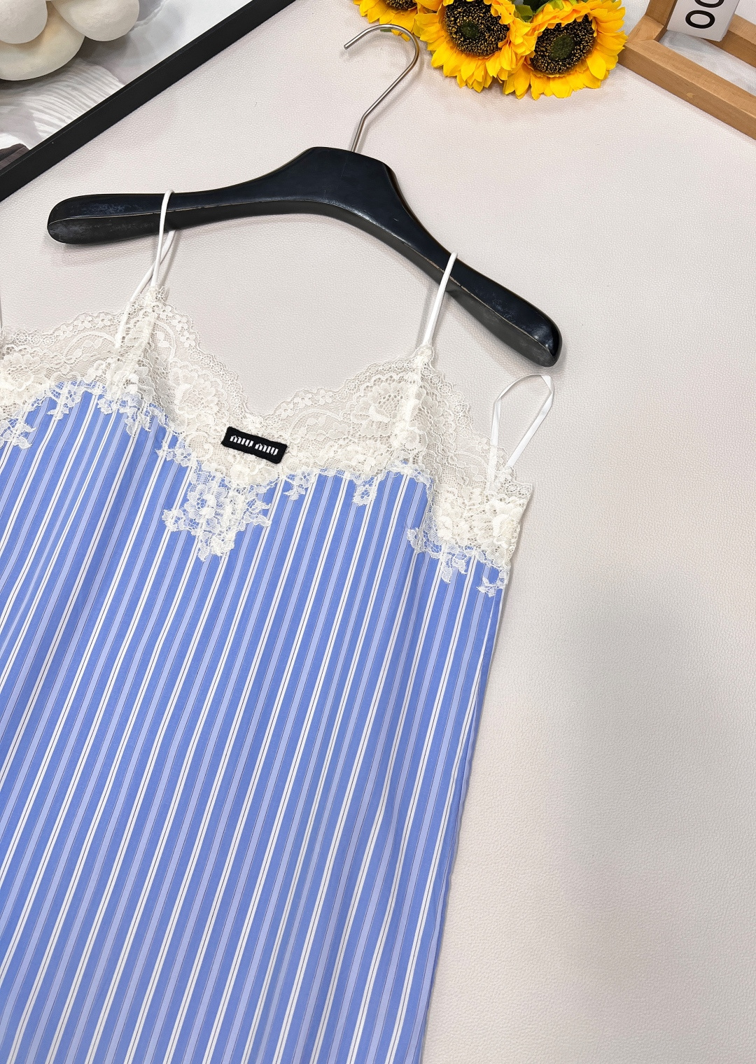 🆕Miumiu2025新款蕾丝吊带连衣裙，定制YB斜纹全棉材质 亲肤舒适 吸湿透气 通体竖列蓝白条纹交织