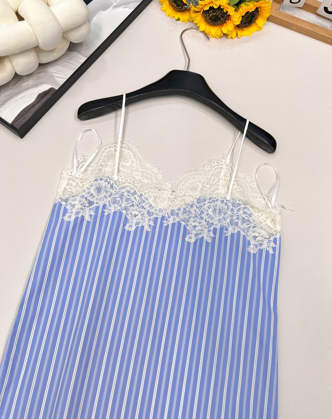 🆕Miumiu2025新款蕾丝吊带连衣裙，定制YB斜纹全棉材质 亲肤舒适 吸湿透气 通体竖列蓝白条纹交织