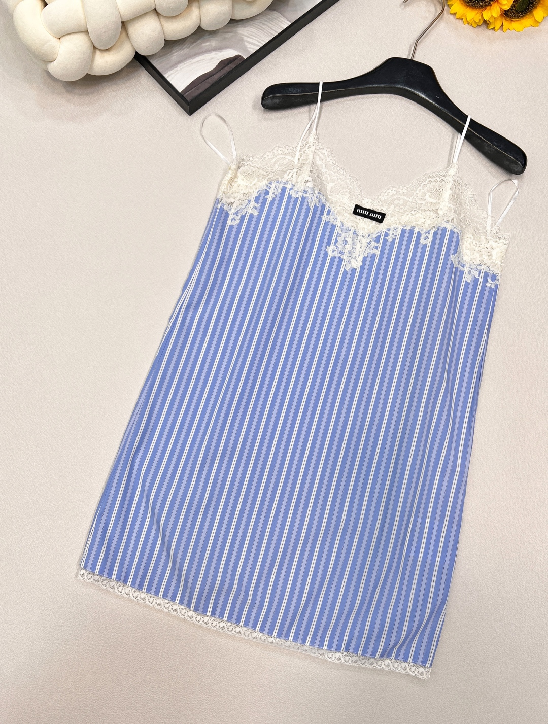 🆕Miumiu2025新款蕾丝吊带连衣裙，定制YB斜纹全棉材质 亲肤舒适 吸湿透气 通体竖列蓝白条纹交织