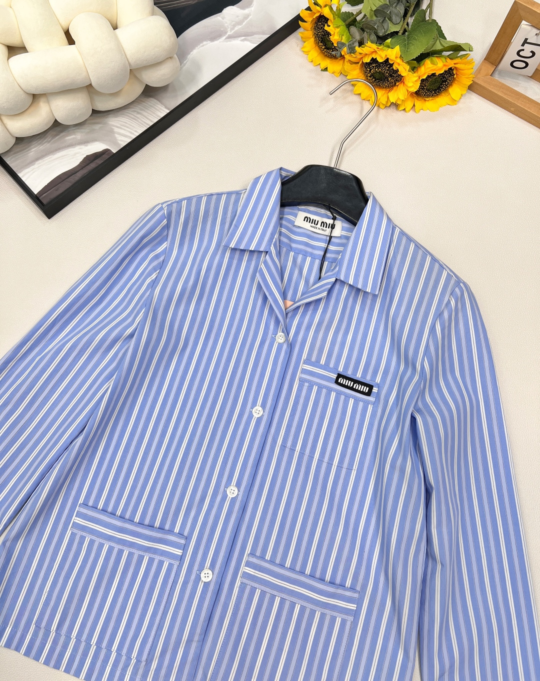 🆕Miumiu2025新款条纹衬衫，定制YB斜纹全棉材质 亲肤舒适 吸湿透气 通体竖列蓝白条纹交织 松弛