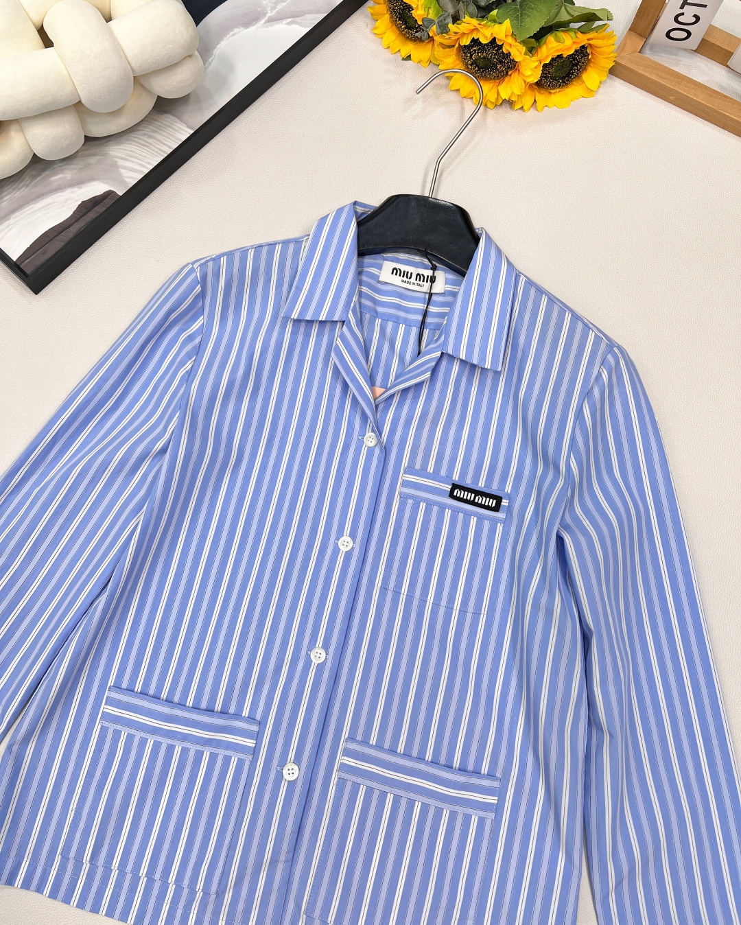 🆕Miumiu2025新款条纹衬衫，定制YB斜纹全棉材质 亲肤舒适 吸湿透气 通体竖列蓝白条纹交织 松弛