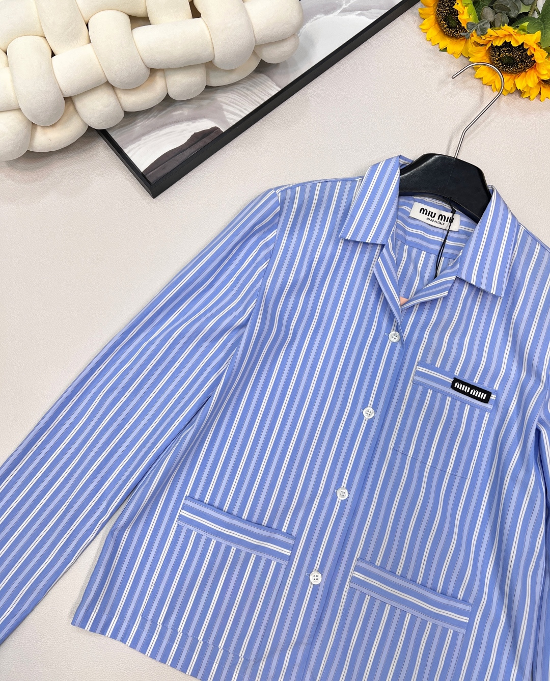 🆕Miumiu2025新款条纹衬衫，定制YB斜纹全棉材质 亲肤舒适 吸湿透气 通体竖列蓝白条纹交织 松弛