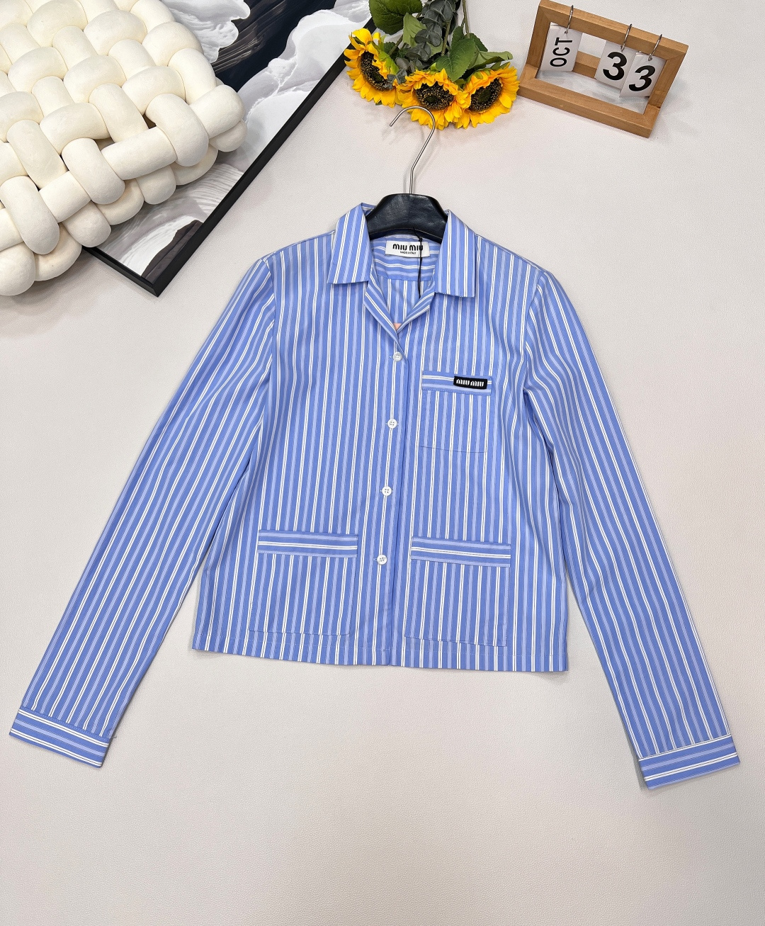 NO:450789,Miumiu2025 new striped shirt, customized YB twill cotton material, skin-friendly and comfortable, moisture-absorbing and breathable, vertical row of blue and white stripes, slack and fashionable, full of literary and old money, lapel shirt, multiple pockets, with letters on the chest embellishment, matched with elastic waist straight trousers in the same series, shorts, logo echoes more exquisite, full set of upper body fashionable and lazy, full of vacation and leisure, home wear, complete three standards, large-scale goods, size sml code,,miumiu, shorts, shirts, alexander wang19860909Miumiu2025新款条纹衬衫,定制YB斜纹全棉材质 亲肤舒适 吸湿透气 通体竖列蓝白条纹交织 松弛而时髦 带有满满文青老钱感 翻领衬衫 多处口袋配合胸前字母徽标点缀 搭配同系列松紧腰直筒长裤 短裤,徽标呼应更显精致 成套上身时髦慵懒 度假休闲感十足 家居外穿都 ,三标齐全,大货出 尺码sml 编码,,miumiu,shorts,shirts,alexander wang,Women's clothing