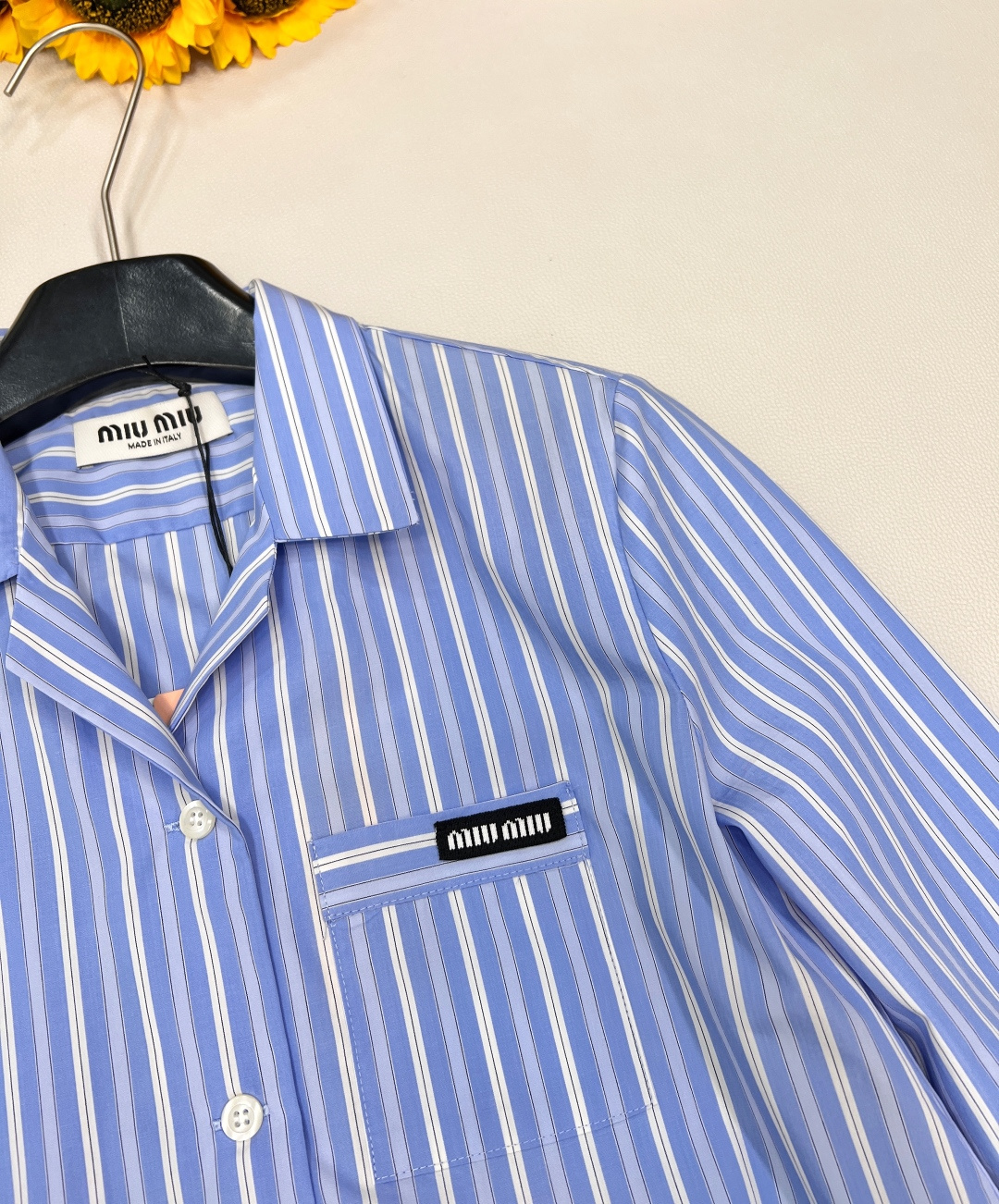 🆕Miumiu2025新款条纹衬衫，定制YB斜纹全棉材质 亲肤舒适 吸湿透气 通体竖列蓝白条纹交织 松弛