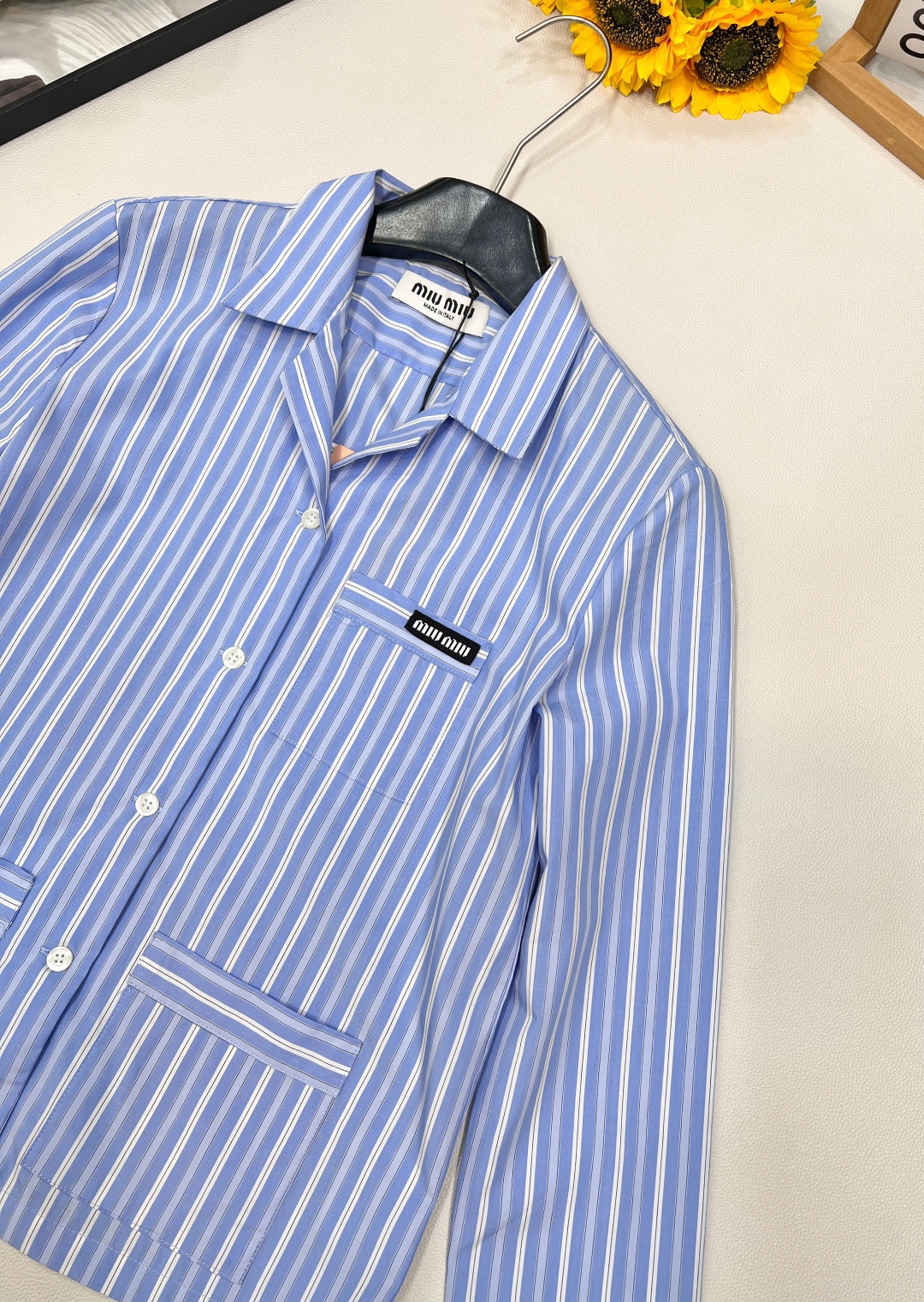 🆕Miumiu2025新款条纹衬衫，定制YB斜纹全棉材质 亲肤舒适 吸湿透气 通体竖列蓝白条纹交织 松弛
