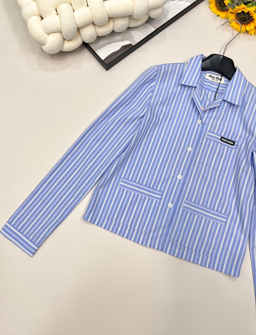 🆕Miumiu2025新款条纹衬衫，定制YB斜纹全棉材质 亲肤舒适 吸湿透气 通体竖列蓝白条纹交织 松弛