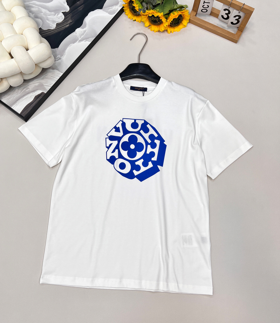 NO:450801,Louis Vuitton 2025 new floral round neck printed short-sleeved T-shirt, customized YB native cotton material, breathable and comfortable, full texture, loose shoulder short-sleeved T-shirt cut to highlight the brand style, made of gram-weight pure cotton, slightly elastic, presenting a slim visual effect, the front four-leaf clover pattern is centered, the outer layer is surrounded by letter logo, echoing the back, showing the style in all aspects, the brand's own fashion sense is instantly created, creating a fashionable style at will, and the inner wear is brilliant and fashionable. Customized face accessories, complete three standards, the same style for men and women!  Large-scale size xssml code, louis vuitton, T-shirt,tees, t-shirt,alexander wang19860909Louis Vuitton2025新款花卉圆领印花短袖T恤, 定制YB原生全棉材质 透气舒适 质感十足 宽松落肩短袖T恤裁剪 凸显品牌格调 采用克重纯棉制成 略带有弹力 呈现显瘦视觉效果 正面四叶草图案居中 外层环绕字母徽标 与背后形成呼应 全方位展示格调 品牌自带的时尚感立现 随心打造时髦风格 单穿内搭都出彩时髦 定制面辅料 ,三标齐全,男女同款！大货出 尺码xssml 编码,,louis vuitton,T-shirt,tees，t-shirt,alexander wang,Women's clothing