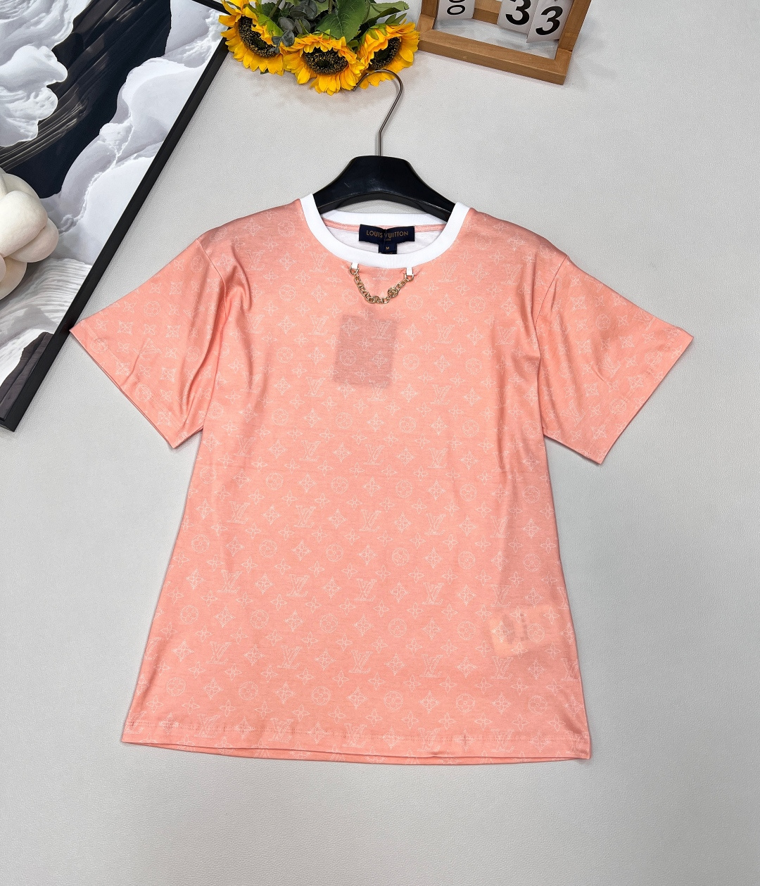 NO:450761,Louis Vuitton 2025 new full logo round neck printed chain short-sleeved T-shirt, customized YB twill cotton material, breathable and comfortable, full texture, regular short-sleeved T-shirt cut, highlighting the brand style, made of gram-weight pure cotton, slightly elastic, giving a slim visual effect, the neckline is marked with metal letters, white threaded edges, design highlights, large body full of four-leaf clover letters, whole body coral orange base, youthful atmosphere suddenly increases, single wear inner wear is brilliant and fashionable, customized surface accessories, two colors are outstanding SML code,,louis vuitton, T-shirt,tees, t-shirt,alexander wang19860909Louis Vuitton2025新款满logo圆领印花链条短袖T恤,定制YB斜纹全棉材质 透气舒适 质感十足 常规短袖T恤裁剪 凸显品牌格调 采用克重纯棉制成 略带有弹力 呈现显瘦视觉效果 领口以金属字母标链条白色螺纹包边作设计亮点 大身满印四叶草字母提花 通体珊瑚橘色打底 青春气氛骤增 单穿内搭都出彩时髦 定制面辅料 ,两色出 尺码sml 编码,,louis vuitton,T-shirt,tees，t-shirt,alexander wang,Women's clothing