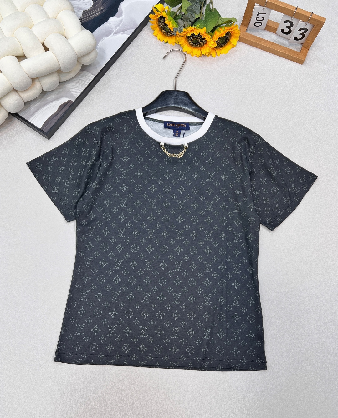 NO:450768,Louis Vuitton 2025 new full logo round neck printed chain short-sleeved T-shirt, customized YB twill cotton material, breathable and comfortable, full texture, regular short-sleeved T-shirt cut, highlighting the brand style, made of gram-weight pure cotton, slightly elastic, giving a slimming visual effect, the neckline is marked with metal letters, white threaded edges, design highlights, large body full-print four-leaf clover letters, whole body coral orange base, youthful atmosphere suddenly increases, single wear inner wear is brilliant and fashionable, customized surface accessories, two colors are excellent SML, size sml, edited,,louis vuitton, T-shirt,tees, t-shirt,alexander wang19860909Louis Vuitton2025新款满logo圆领印花链条短袖T恤,定制YB斜纹全棉材质 透气舒适 质感十足 常规短袖T恤裁剪 凸显品牌格调 采用克重纯棉制成 略带有弹力 呈现显瘦视觉效果 领口以金属字母标链条白色螺纹包边作设计亮点 大身满印四叶草字母提花 通体珊瑚橘色打底 青春气氛骤增 单穿内搭都出彩时髦 定制面辅料 ,两色出 尺码sml 编,,louis vuitton,T-shirt,tees，t-shirt,alexander wang,Women's clothing