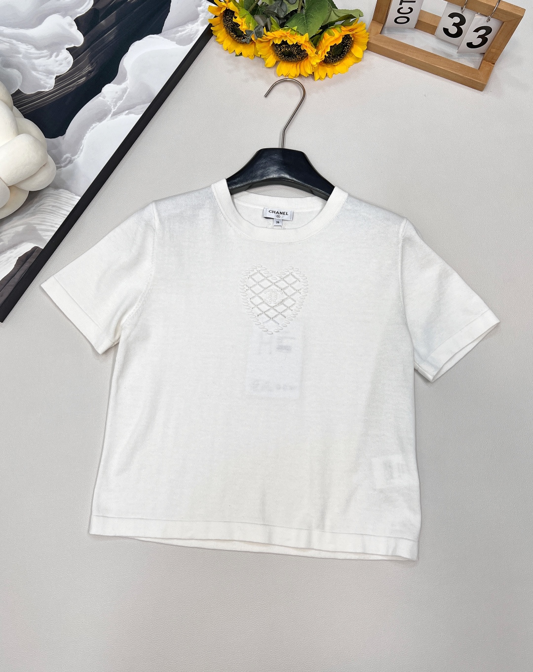 NO:450780,CHANEL2025 new round neck love knitted short sleeves, customized YB cotton yarn woven, breathable and comfortable, full texture, cut straight shoulder short top, light and texture is more suitable for summer, love diamonds on the chest interlaced double C letter pattern, rich and colorful layers, back echoes the double C metal mark, highlighting the brand style, ready-to-wear is slightly elastic, presenting a slim visual effect, single wear and inner wear is brilliant and fashionable, customized surface accessories, accurate version, three standards are complete, two colors are excellent SML code, chanel, T-shirt, alexander wang19860909CHANEL2025新款圆领爱心针织短袖,定制YB全棉纱线织造 透气舒适 质感十足 正肩短款上衣裁剪 轻薄质感更适宜夏天 胸口爱心菱格交错双C字母图案 层次丰富多彩 后背呼应双C金属标 凸显品牌格调 成衣略带有弹力 呈现显瘦视觉效果 单穿内搭都出彩时髦 定制面辅料 认准版本,三标齐全,两色出 尺码sml 编码,,chanel,T-shirt,alexander wang,Women's clothing