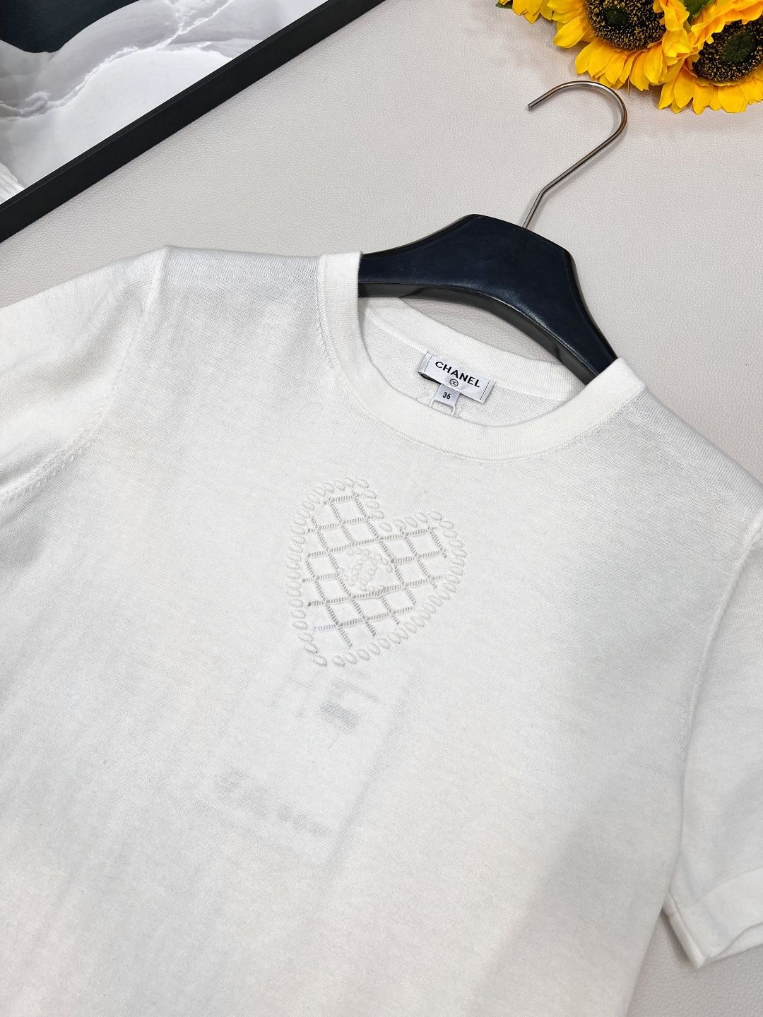 🆕CHANEL2025新款圆领爱心针织短袖，定制YB全棉纱线织造 透气舒适 质感十足 正肩短款上衣裁剪 