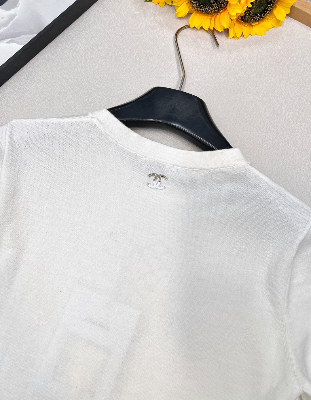 🆕CHANEL2025新款圆领爱心针织短袖，定制YB全棉纱线织造 透气舒适 质感十足 正肩短款上衣裁剪 