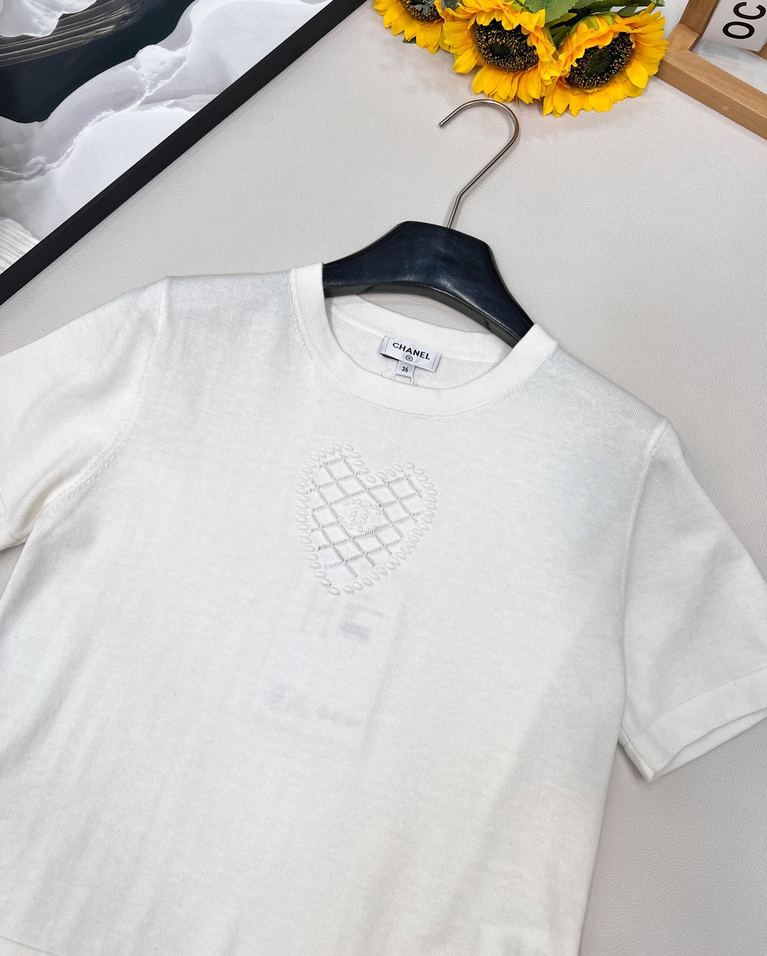 🆕CHANEL2025新款圆领爱心针织短袖，定制YB全棉纱线织造 透气舒适 质感十足 正肩短款上衣裁剪 