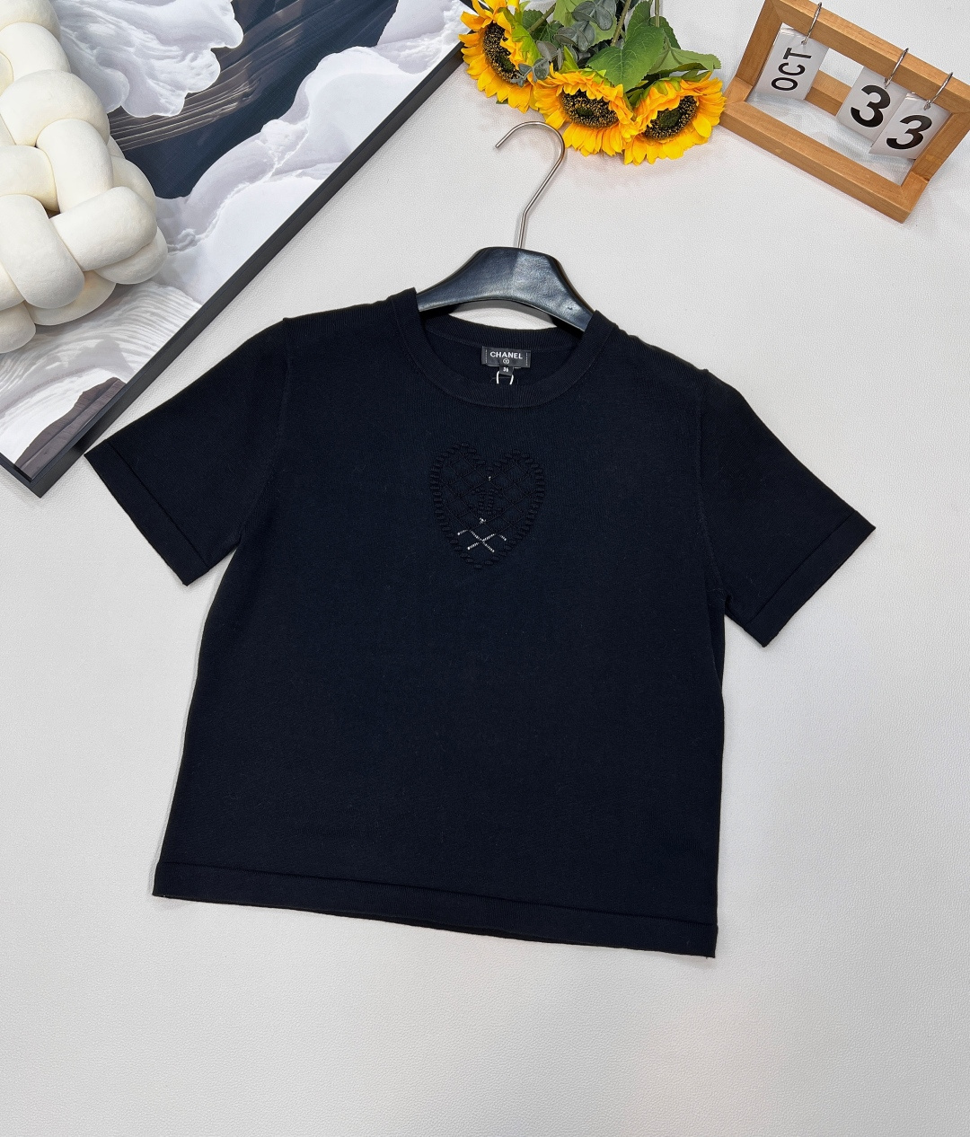 NO:450792,CHANEL2025 new round neck love knitted short sleeves, customized YB cotton yarn woven, breathable and comfortable, full texture, cut straight shoulder short top, light and texture is more suitable for summer, love diamonds on the chest interlaced double C letter pattern, rich and colorful layers, back echoes the double C metal mark, highlighting the brand style, ready-to-wear is slightly elastic, presenting a slim visual effect, single wear inner wear is brilliant and fashionable, customized surface accessories, accurate version, three standards are complete, two colors are excellent SML sml, chanel, T-shirt, alexander wang19860909CHANEL2025新款圆领爱心针织短袖,定制YB全棉纱线织造 透气舒适 质感十足 正肩短款上衣裁剪 轻薄质感更适宜夏天 胸口爱心菱格交错双C字母图案 层次丰富多彩 后背呼应双C金属标 凸显品牌格调 成衣略带有弹力 呈现显瘦视觉效果 单穿内搭都出彩时髦 定制面辅料 认准版本,三标齐全,两色出 尺码sml 编,,chanel,T-shirt,alexander wang,Women's clothing