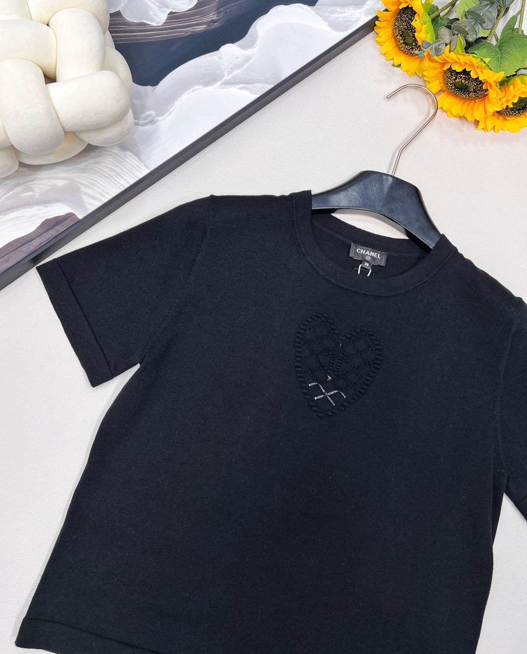🆕CHANEL2025新款圆领爱心针织短袖，定制YB全棉纱线织造 透气舒适 质感十足 正肩短款上衣裁剪 