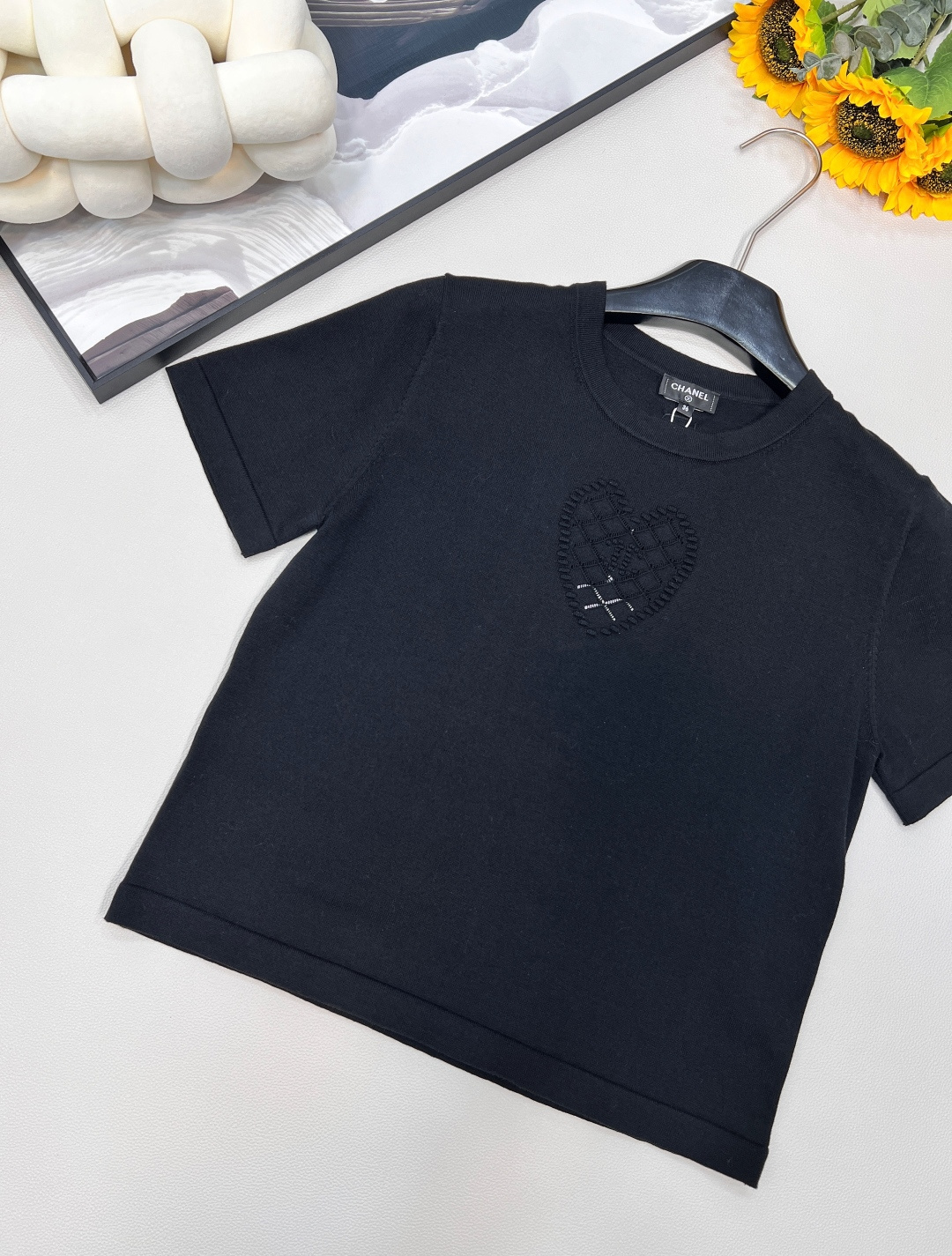 🆕CHANEL2025新款圆领爱心针织短袖，定制YB全棉纱线织造 透气舒适 质感十足 正肩短款上衣裁剪 