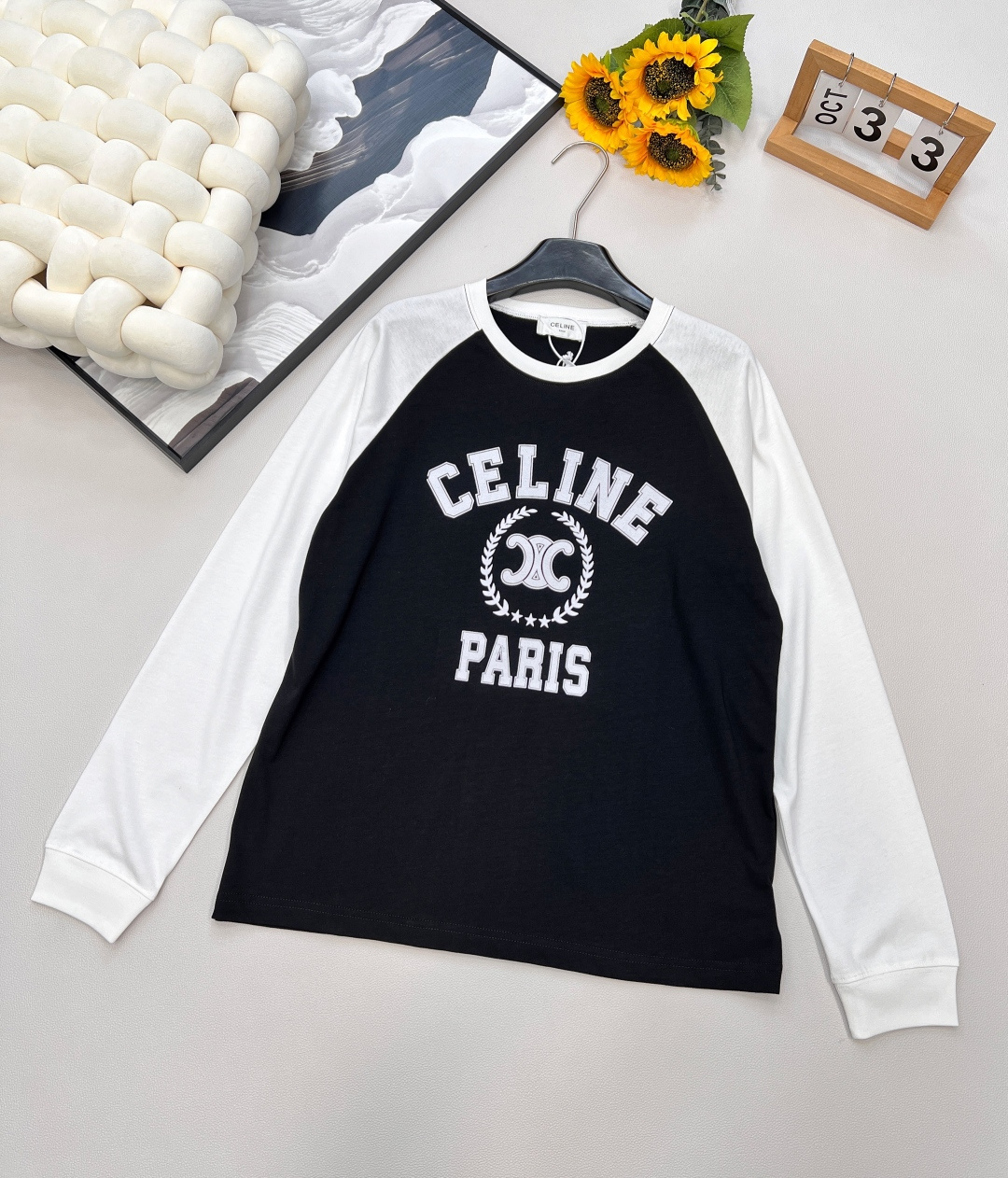 NO:450810,CELINE Contrast color flocking Arc de Triomphe thin long-sleeved top spliced ​​contrasting color raglan sleeves long sleeves, neckline thread fixed dyeing trim double-pressure wiring, three-dimensional flocking print on the chest, soft and delicate feeling to the touch, no fading color or hair loss, cotton is very gentle, I won't describe the items in the hard need, high wear rate, no limitations in matching style, classic among classics, simple and high recognition, retro, fashionable and versatile, contrasting colors look very high-end and white, wear it to reduce age, girlish feeling, new ideas for sun protection in summer, long sleeves, thin T-t-wear~ Extra high-end Size sml code,,celine,alexander wang19860909CELINE 撞色植绒凯旋门薄款长袖上衣 拼接撞色插肩袖长袖,领口螺纹定染饰边双压走线,胸前立体植绒印花,摸起来有柔软的细腻感,不掉色不掉毛,棉质很轻柔,刚需单品就不多描述了,实穿率高,搭配风格无局限 经典中的经典 简约高辨识度 复古时髦又百搭 撞色很好看 显得特别高级显白 穿上减龄少女感 夏日防晒新思路,长袖薄t穿起来～ 特高级 尺码sml 编码,,celine,alexander wang,Women's clothing