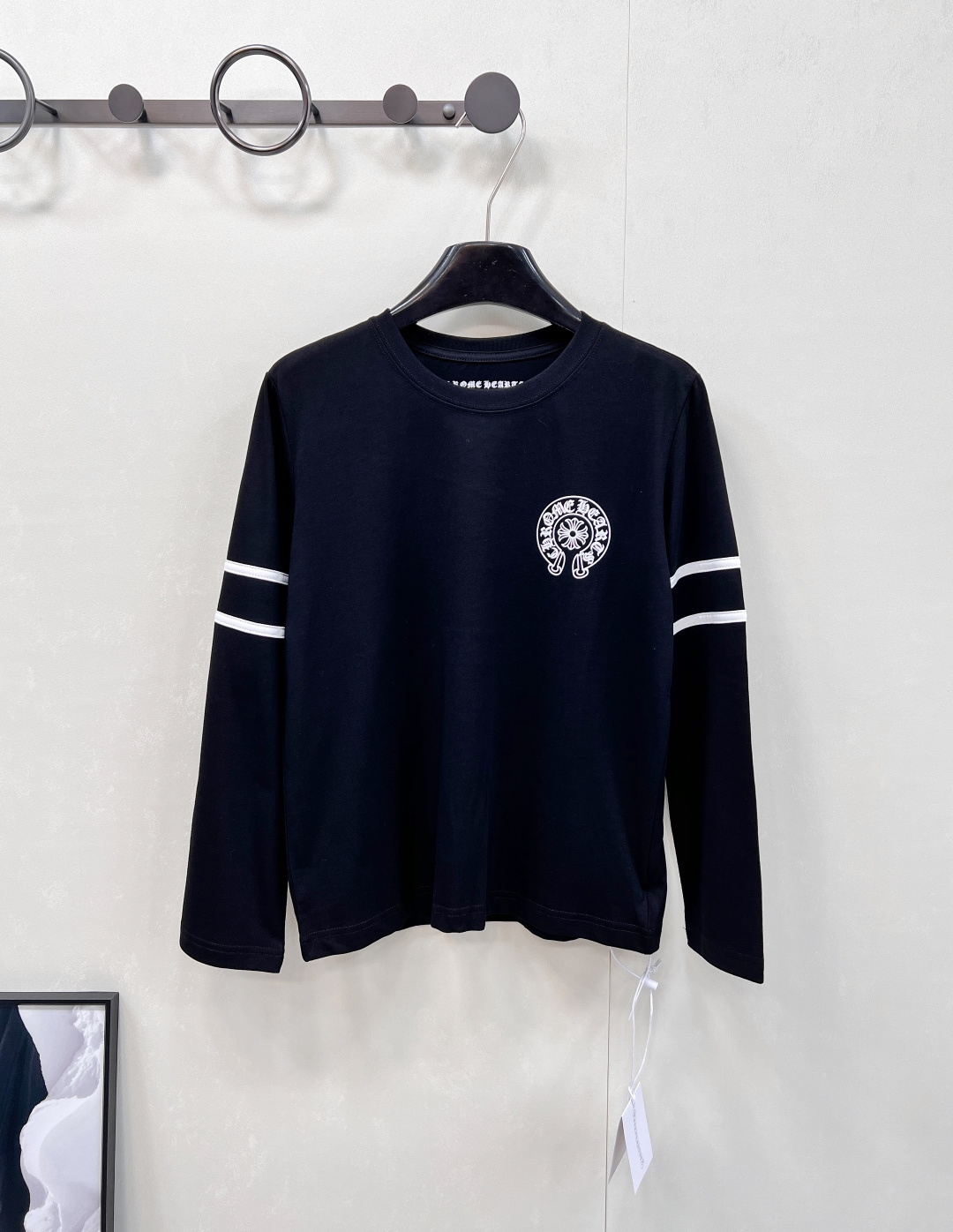 NO:450822,CHROME HEARTS sporty printed slim long-sleeved T-shirt really shows off your figure!  Ai Sang is a simple and fashionable style, which is easy to wear every day. The overall fitting style is the body with spare and the tolerance of the figure. The upper body is comfortable and not tight. The seven-quarter sleeve style is made with a contrasting color design and rich layering. It will not look monotonous and can also weaken the proportion of the shoulders. The chest collar and chest are printed with letters, which restore the details very much. Whether it is single or inner wear, it is indispensable. It is very high-end on the upper body, and all kinds of ins are on the upper body, showing the street fashion products!  Size sml encoding, chrome hearts,tees,t-shirt,alexander wang19860909CHROME HEARTS 运动风印花修身长袖T恤 真的超显身材好！爱惨这种简单时髦T啦,日常好穿. 整体是合身版型 衣身带有余量对身材的包容性好上身舒适好穿不紧绷,七分袖样式,做了撞色设计丰富层次感,看起来也不会单调视觉感上也更能削弱肩部的比例. 胸前领口胸口都做了字母印花,很还原细节.不管是单穿还是内搭都少不了他的存在.随意上身就很高级,各路ins纷纷上身,尽显街头潮流时尚单品！ 尺码sml 编码,,chrome hearts,tees，t-shirt,alexander wang,Women's clothing