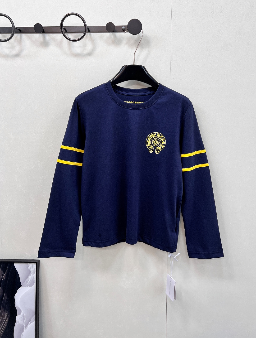 NO:450832,CHROME HEARTS sporty printed slim long-sleeved T-shirt really shows off your figure!  Ai Sang is a simple and fashionable style, which is easy to wear every day. The overall fitting style is the body with spare and the tolerance of the figure. The upper body is comfortable and not tight. The seven-quarter sleeve style is made with a contrasting color design and rich layering. It will not look monotonous and can also weaken the proportion of the shoulders. The chest collar and chest are printed with letters, which restore the details very much. Whether it is single or inner wear, it is indispensable. It is very high-end on the upper body, and all kinds of ins are on the upper body, showing the street fashion products!  Size sml encoding, chrome hearts,tees,t-shirt,alexander wang19860909CHROME HEARTS 运动风印花修身长袖T恤 真的超显身材好！爱惨这种简单时髦T啦,日常好穿. 整体是合身版型 衣身带有余量对身材的包容性好上身舒适好穿不紧绷,七分袖样式,做了撞色设计丰富层次感,看起来也不会单调视觉感上也更能削弱肩部的比例. 胸前领口胸口都做了字母印花,很还原细节.不管是单穿还是内搭都少不了他的存在.随意上身就很高级,各路ins纷纷上身,尽显街头潮流时尚单品！ 尺码sml 编码,,chrome hearts,tees，t-shirt,alexander wang,Women's clothing