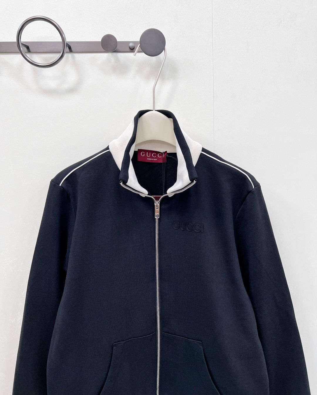 🆕Gucci 新款刺绣字母经典立领拉链夹克，黑白配色利落又高级，领口、下摆、袖口的白色饰边，勾勒出精致轮