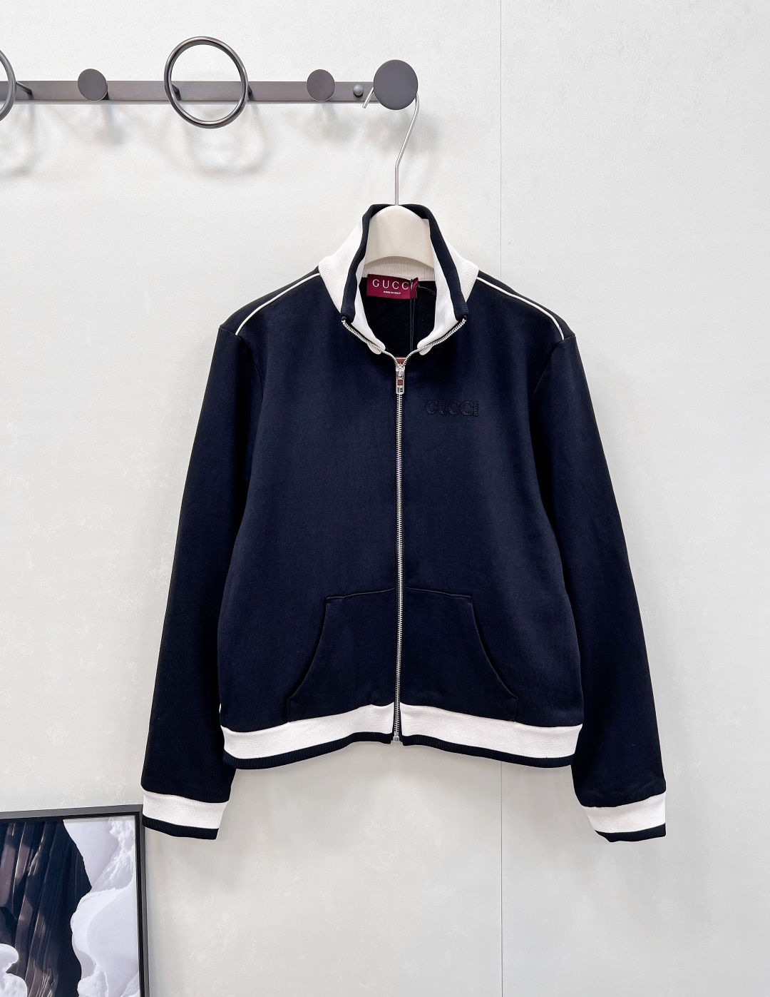 NO:450842,Gucci's new embroidered letters classic stand-alone zipper jacket, black and white color matching is neat and high-end, with white trim on the neckline, hem and cuffs outlined the exquisite outline. The low-key Gucci letter embroidery on the chest is an elegant display of the brand's genes. The zippers are easy to open and close, and the pockets are practical and casual, which easily adapts to daily street and casual occasions. The upper body has its own luxury brand aura, which steadily grasps fashion and texture. The three standards are complete, and large-scale products are size sml coded, gucci, jackets & coats, alexander wang19860909Gucci 新款刺绣字母经典立领拉链夹克,黑白配色利落又高级,领口、下摆、袖口的白色饰边,勾勒出精致轮廓.胸前低调的 Gucci 字母刺绣,是品牌基因的优雅彰显,拉链开合方便穿脱,口袋实用又添随性感,轻松适配日常出街与休闲场合,上身自带奢牌气场,把时髦与质感稳稳拿捏,三标齐全,大货出 尺码sml 编码,,gucci,jackets & coats,alexander wang,Women's clothing