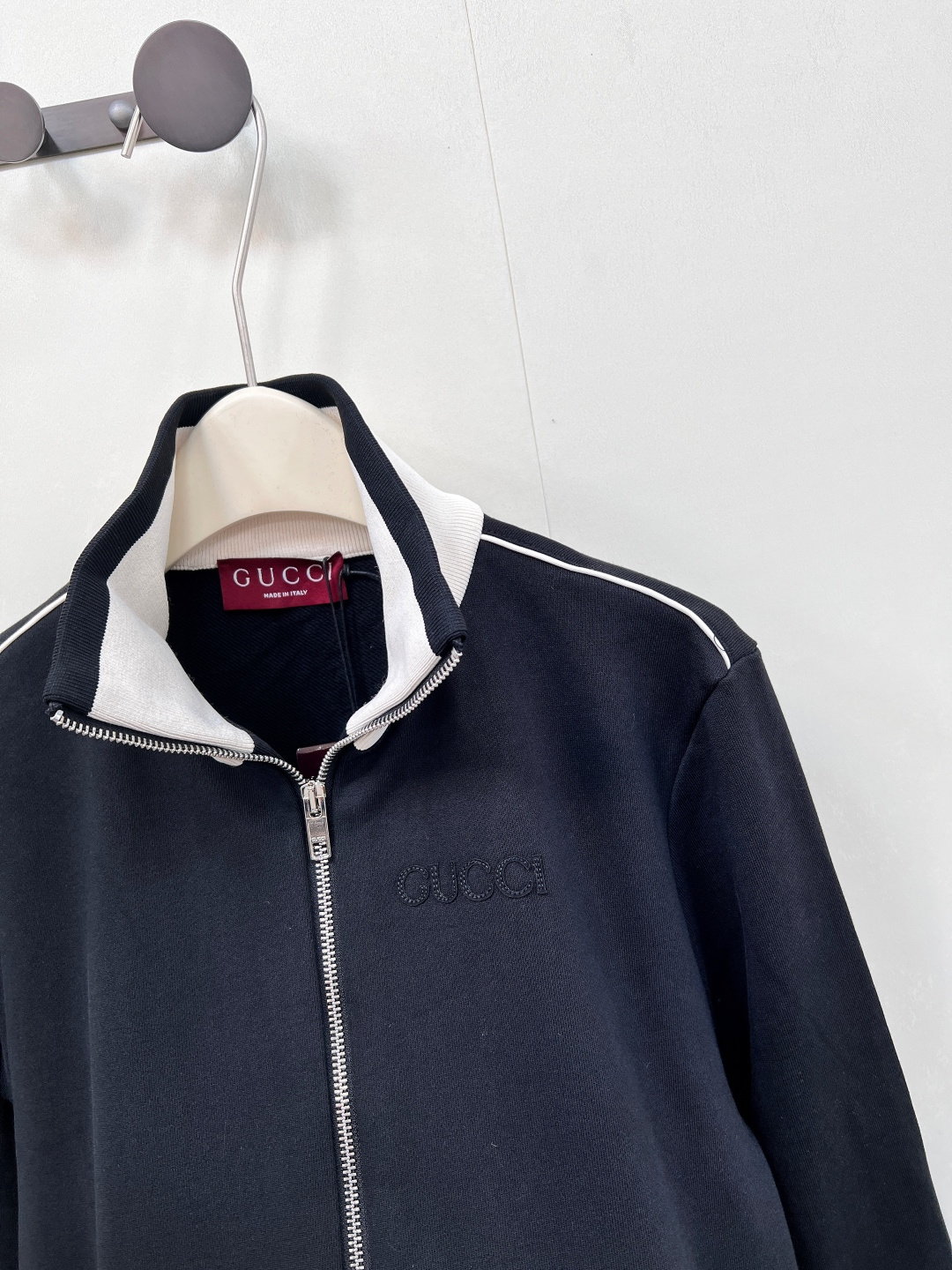 🆕Gucci 新款刺绣字母经典立领拉链夹克，黑白配色利落又高级，领口、下摆、袖口的白色饰边，勾勒出精致轮