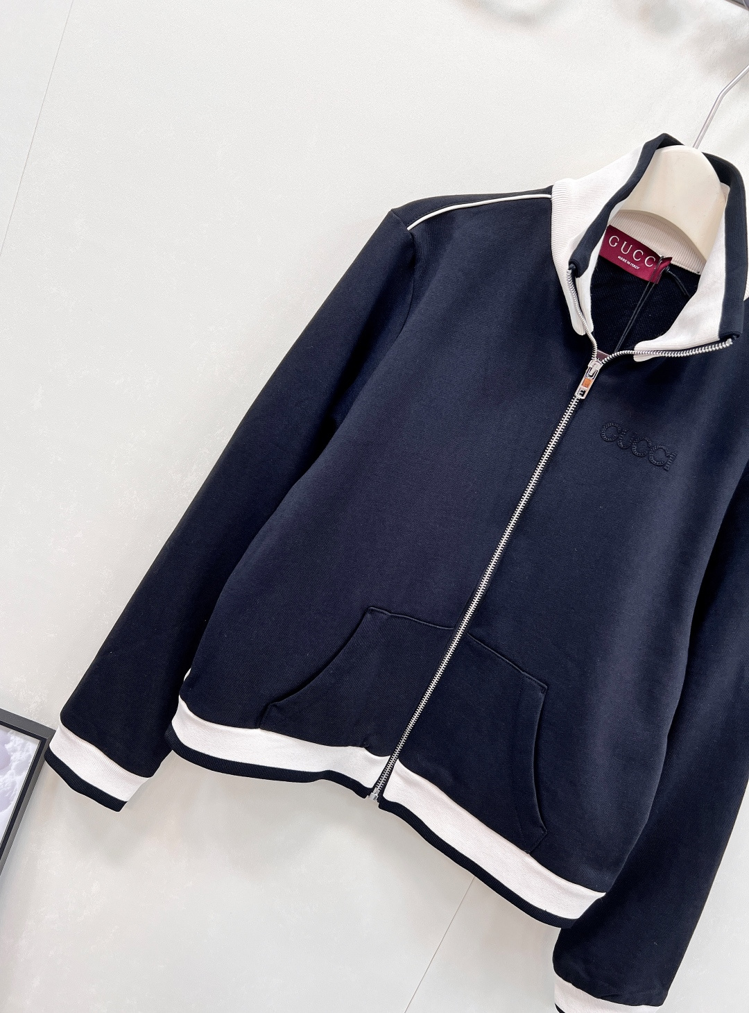 🆕Gucci 新款刺绣字母经典立领拉链夹克，黑白配色利落又高级，领口、下摆、袖口的白色饰边，勾勒出精致轮