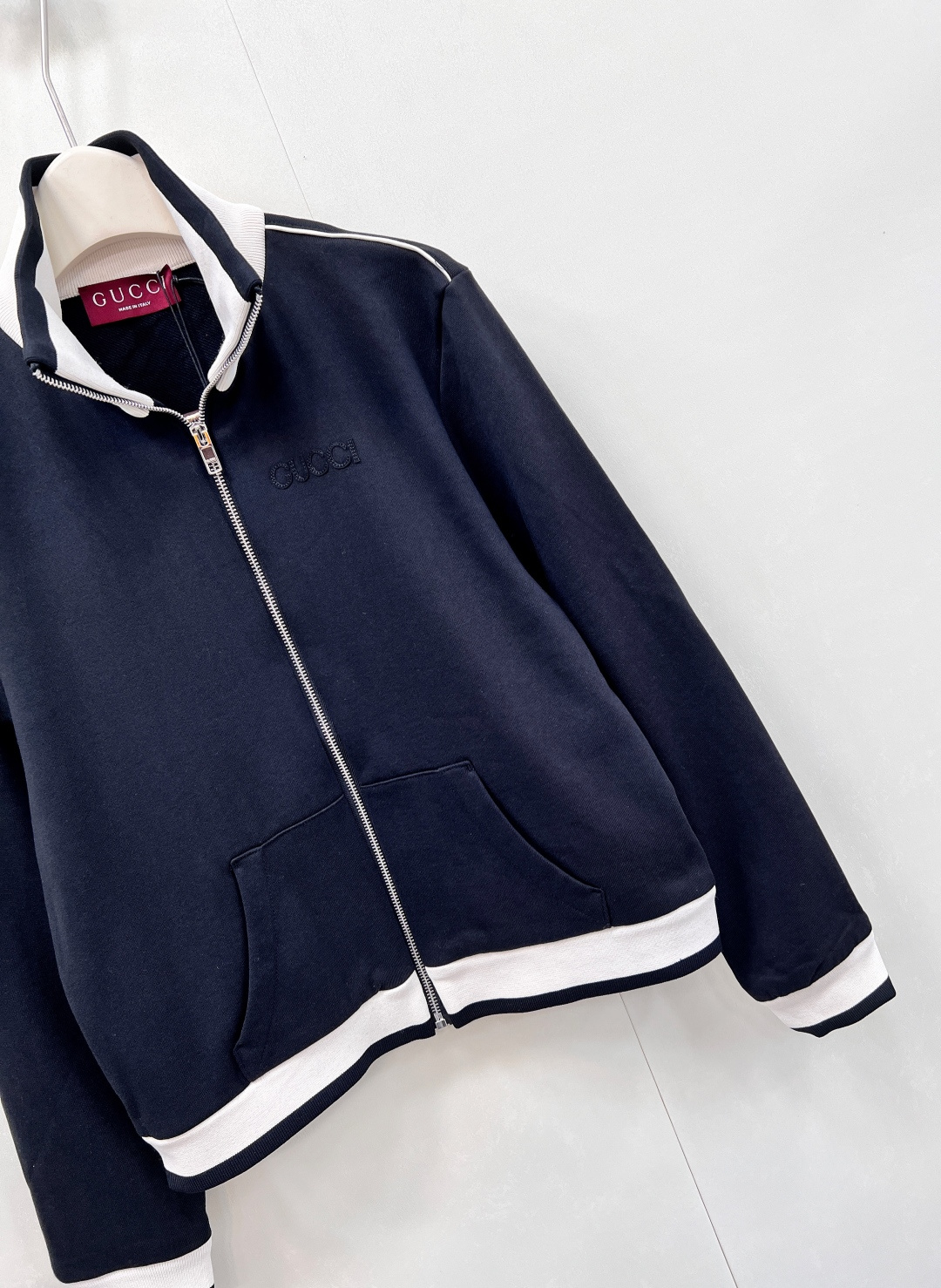 🆕Gucci 新款刺绣字母经典立领拉链夹克，黑白配色利落又高级，领口、下摆、袖口的白色饰边，勾勒出精致轮