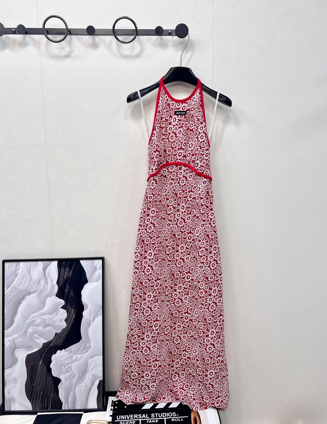 NO:451428,Miumiu25Ss spring and summer new red floral neck halter dress | Exclusive yb development!  High-end production!  Heavy silk texture is flowing and light, concealed halter neck design, straight skirt is elegant and high-end and fashionable, desire and pure temperament and age-reducing items, the style is not picky for people, the upper body is super slim, perfect workmanship quality depends on the details, three standards are complete, large-scale products are available SML, Miumiu, skirts, alexander wang19860909Miumiu25Ss春夏新款红色碎花挂脖连衣裙丨独家yb开发！高版出品！重磅丝质感飘逸轻盈 暗扣挂脖设计 直筒裙摆优雅高级又时髦 又欲又纯的气质减龄单品 版型不挑人上身超显瘦 完美做工品质看细节 ,三标齐全,大货出 尺码sml 编,,miumiu,skirts,alexander wang,Women's clothing