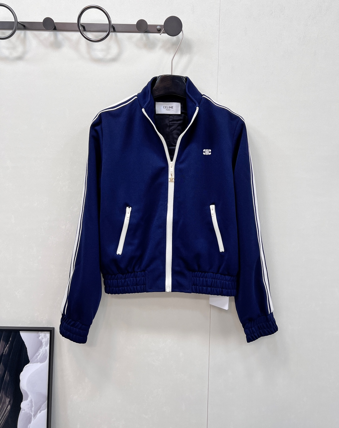 NO:451448,Celine25Ss early spring new college style sports and casual jacket + trouser suit | Exclusive yb development!  High-end production!  It uses customized sports-style cotton fabric, which is light and soft, and the tentacles are delicate and breathable. The dark blue is classic and slim and not easy to get out of date!  The style is very good. The contrasting webbing strips with both sleeves and trousers are woven in a strong sense of decorative outline. They look tall and thin, and they will not pick people with precision logo embroidery on the chest and trousers. The back is decorated with the new season of flocking logo prints, which are clear and three-dimensional, with a strong recognition. A set of casual commuting is absolutely unique!  Complete three standards!  Large-scale Size SML Jackets, Celine, Jackets & Coats, Jackets & Coats, Alexander Wang19860909Celine25Ss早春新款学院风运动休闲夹克+长裤套装丨独家yb开发！高版出品！采用定制的运动风棉质面料,轻薄柔软,触手亲肤细腻又透气,深蓝色经典显瘦又不易过时！版型拿捏的非常好,双侧袖子和裤身定织的撞色织带条装饰轮廓线条感超强,巨显高瘦也不会挑人胸口和裤身装饰精密logo标识刺绣,后背装饰新一季植绒徽标印花,清晰立体,辨识度超强,一套休闲通勤绝绝子！三标齐全！大货出 尺码sml 外套编,,celine,jackets & coats,jackets & coats,alexander wang,Women's clothing