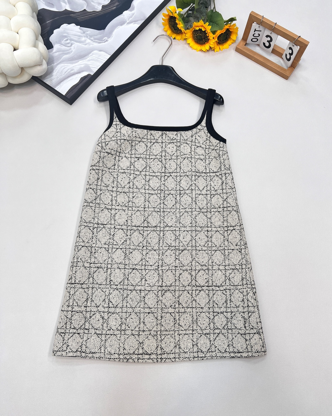 NO:451438,DIOR's new ragout knitted suspender skirt, fashionable essence must be included in Diork's ecstasy!  New spring and summer rattan plaid knitted suspender skirts are here to explode. Customized multi-yarn knitted, natural rattan plaid texture, black and white interwoven, weld the four words 'simple and high-end' to the skirt. The straight suspender is super cut, tolerating all figures, wearing fashionable and outstanding, layering directly to kill crazy, full of fashion sense. Large goods are ready, fashionable and not waiting, quickly unlock high-end outfits~Three standards are complete, large goods are available SML size sml, dior, dior, skirts, alexander wang19860909DIOR新款藤格纹针织吊带裙,时髦精必入迪奥控狂喜！春夏新款藤格纹针织吊带裙来炸场 定制多纱线编织,天然自带藤格纹肌理,黑白交织间,把「简约高级」四个字焊死在裙上 直筒吊带剪裁超绝,包容各种身材,单穿洋气出挑,叠穿直接杀疯,时髦感拉满 大货已备,时髦不等待,速来解锁高阶穿搭～三标齐全,大货出 尺码sml 编,,dior,dior,skirts,alexander wang,Women's clothing