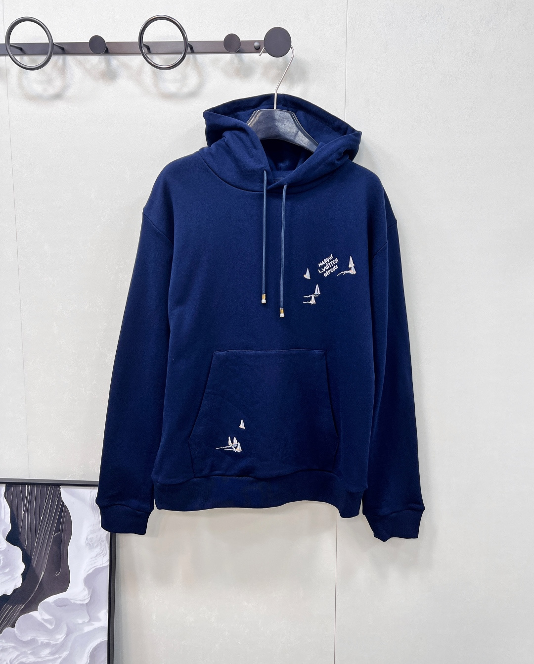 NO:451475,Louis Vuitton 2025 new embroidered hooded drawstring sweatshirt, customized YB native cotton material, breathable, comfortable and stylish Drawstring hooded sweatshirt cut, loose style, iconic letter embroidery on the chest, highlight taste, the front and back of the upper and lower echoes the childlike sailing pattern, drawstring pearl metal engraving details, show the brand's high-end feeling, versatile and fashionable upper body, simple and not picky about body shape, the enduring sweatshirt style, show the minimalist casual style, daily necessities, custom-made surface accessories, accurate version, complete three standards, large-scale products, size smlXL code,,louis vuitton,hoodie,sweatshirts,hats,alexander wang19860909Louis Vuitton2025新款刺绣连帽抽绳卫衣,定制YB原生全棉材质 穿搭透气 舒适有型 抽绳连帽卫衣剪裁 宽松版型 胸前标志性字母刺绣 彰显品味 上下正反面全方位呼应童趣感帆船图案 抽绳珍珠金属印刻细节 尽显品牌高级感 上身百搭时髦 简约不挑身材 经久不衰的卫衣款式 尽显极简休闲风格 日常必备时尚穿搭 定制面辅料 认准版本,三标齐全,大货出 尺码smlXL 编码,,louis vuitton,hoodie,sweatshirts,hats,alexander wang,Women's clothing