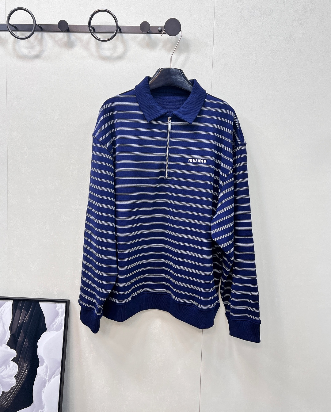 NO:451484,MIUMIU striped letters logo embroidered sports and casual lapel sweatshirt, counter out of stock king sports and casual style, age-reducing MIU girl, sweet and cool girl single item with skirt Lovely Oversized style, same style for men and women, not picky, customized 460g cotton terry, washable and comfortable to wear, and both have a slim finish, and the upper body is stylish. The fabric is clear texture and texture is online. Polo collar design, the upper body makes the neck look slender!  The loose fit can cover your butt!  It looks good with trousers and skirts!  The temperament is slim and leisurely. The daily casual and lazy outfit is dressed in a gender-free neutral style. The style is simple and unique and the practical style is excellent. The rate of turning back on the road is 100%. The upper body looks super good!  Size sml code, miumiu, versace, hoodie, sweatshirts, skirts, alexander wang19860909MIUMIU 条纹字母徽标刺绣运动休闲风翻领卫衣  专柜断货王运动休闲风,减龄乖巧MIU少女,搭配半裙甜酷少女单品 爱住 Oversized版型男女同款不挑人,面料定制的460克全棉毛圈 水洗穿着亲肤舒适,同时兼具括度,上身有型.面料纹理清晰 质感在线. Polo领设计,上身巨显脖子修长！宽松版型可以盖住屁股哟！搭配裤装半裙都好看！气质显瘦又自带闲适 日常随性慵懒感穿搭,无性别中性风剪裁,风格简约独特且实穿性极好 走在路上回头率百分百 上身超级好看！ 尺码sml 编码,,miumiu,versace,hoodie,sweatshirts,skirts,alexander wang,Women's clothing