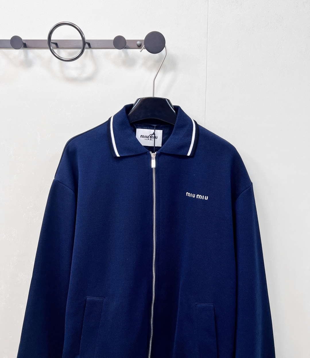 🆕Miumiu2025新款字母刺绣拉链休闲夹克外套，定制YB朱地全棉材质 自带孔洞 透气舒适 休闲夹克外