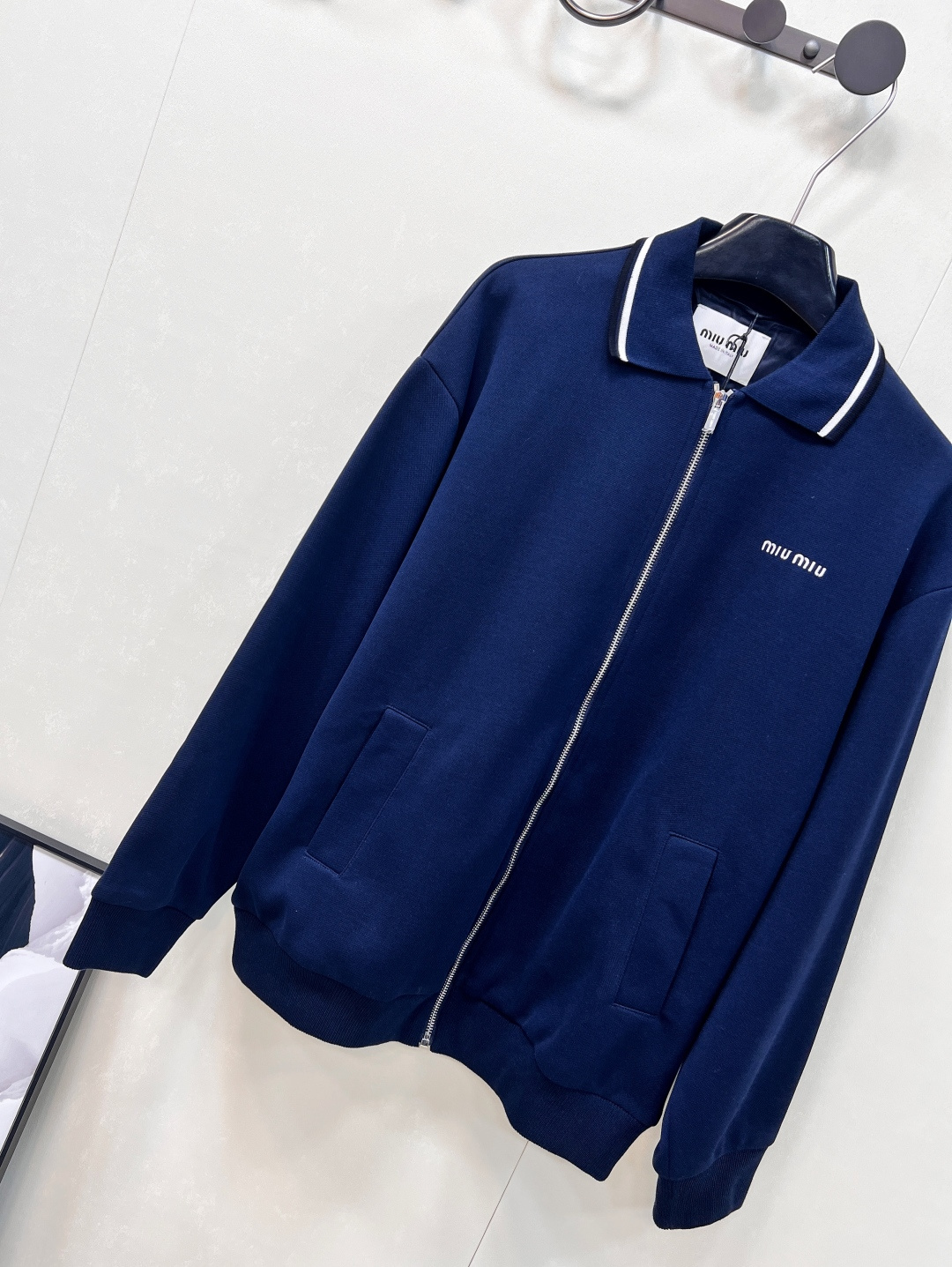 🆕Miumiu2025新款字母刺绣拉链休闲夹克外套，定制YB朱地全棉材质 自带孔洞 透气舒适 休闲夹克外