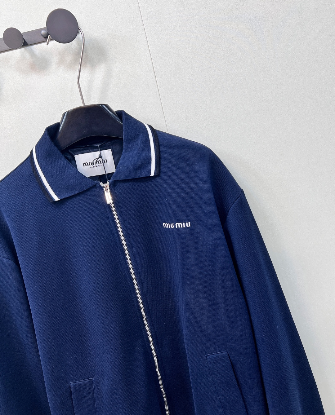 🆕Miumiu2025新款字母刺绣拉链休闲夹克外套，定制YB朱地全棉材质 自带孔洞 透气舒适 休闲夹克外
