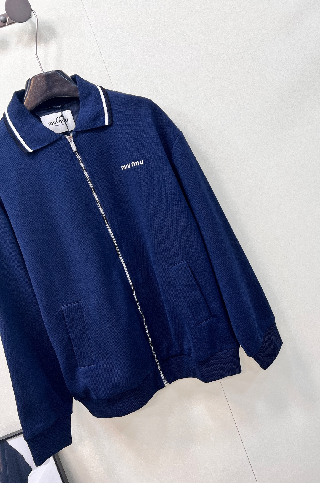 🆕Miumiu2025新款字母刺绣拉链休闲夹克外套，定制YB朱地全棉材质 自带孔洞 透气舒适 休闲夹克外