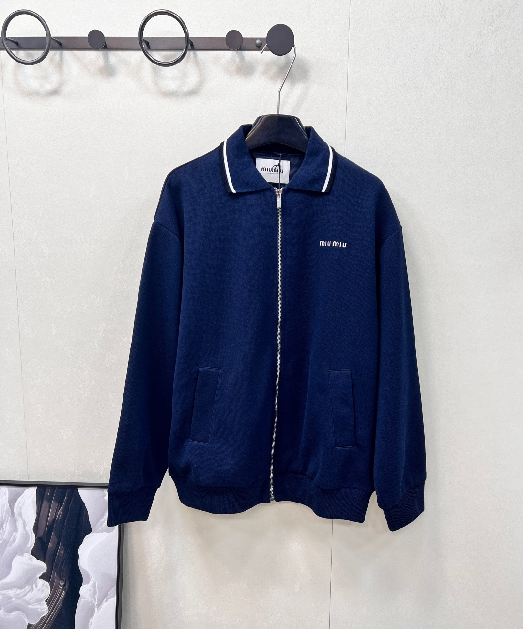 NO:451495,Miumiu2025 new letter embroidered zipper casual jacket, customized YB red cotton material, with holes, breathable and comfortable casual jacket style, Oversized silhouette cut easily outlines the slack lines of the shoulder, easy to put on and take off, three-dimensional logo embroidery decoration on the chest, with collar edges, horizontal black and white contrasting stripes elastic elastic cuff hem, details are handled tone, more unified and coordinated, meet various needs of sports dates, play with loose American outfits, customized surface accessories, accurate version, complete three standards!  Two colors size sml code, miumiu, versace, jackets & coats, jackets & coats, alexander wang19860909Miumiu2025新款字母刺绣拉链休闲夹克外套,定制YB朱地全棉材质 自带孔洞 透气舒适 休闲夹克外套版型 Oversized廓形裁剪轻松勾勒落肩松弛感线条 拉链调节穿脱方便 胸前立体徽标刺绣装饰 配合领边横向黑白撞色条纹弹力松紧袖口下摆包边 细节处理满分 彰显品牌调性 风格更加统一协调 满足运动约会多种需求 玩转松弛美式穿搭 定制面辅料 认准版本 ,三标齐全！两色出 尺码sml 编码,,miumiu,versace,jackets & coats,jackets & coats,alexander wang,Women's clothing