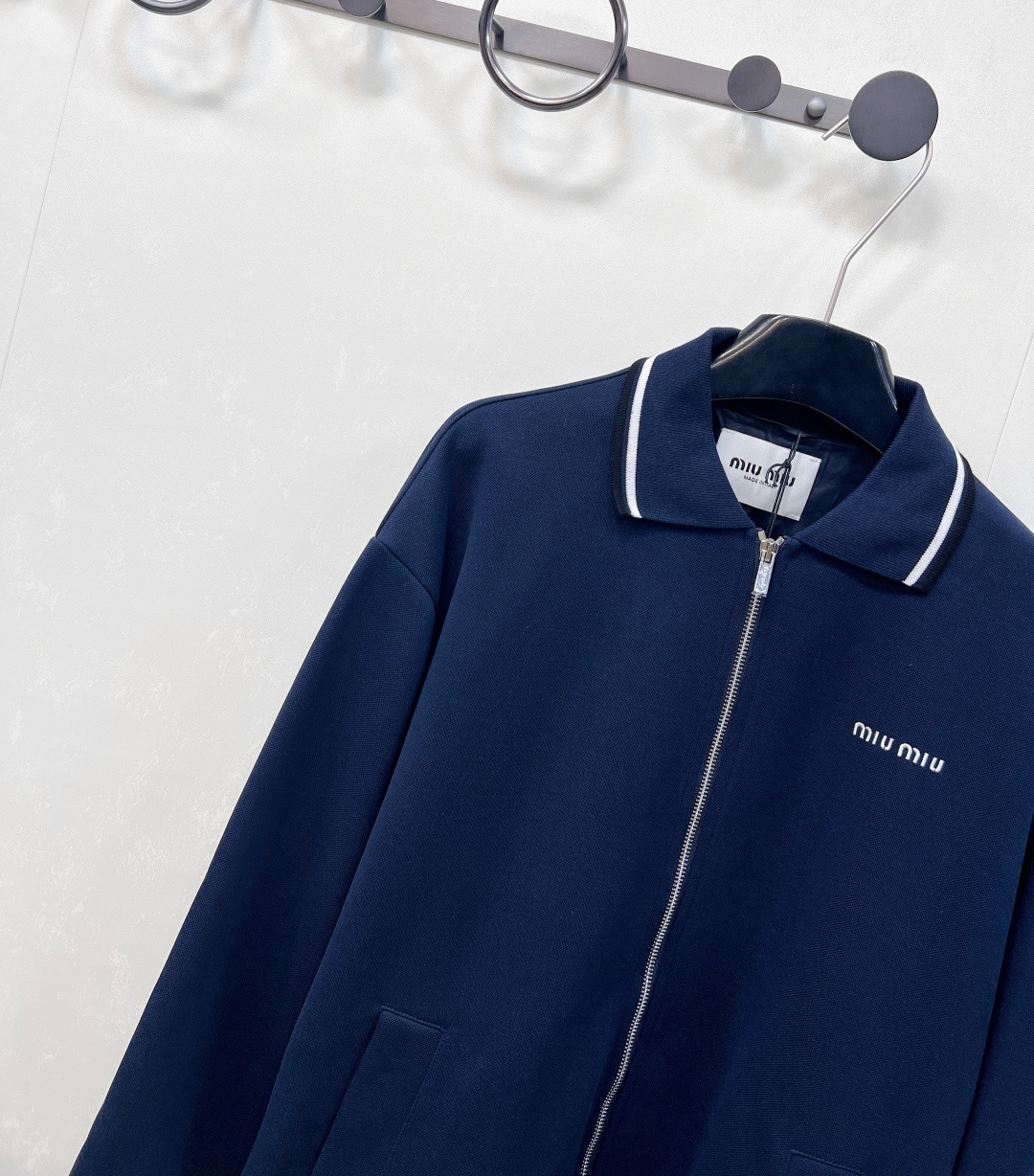 🆕Miumiu2025新款字母刺绣拉链休闲夹克外套，定制YB朱地全棉材质 自带孔洞 透气舒适 休闲夹克外