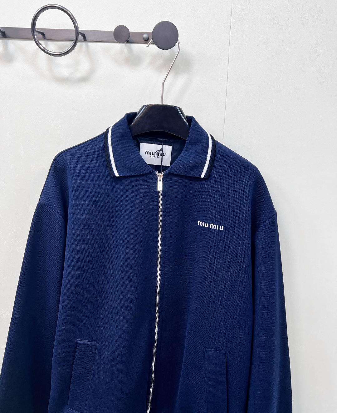 🆕Miumiu2025新款字母刺绣拉链休闲夹克外套，定制YB朱地全棉材质 自带孔洞 透气舒适 休闲夹克外