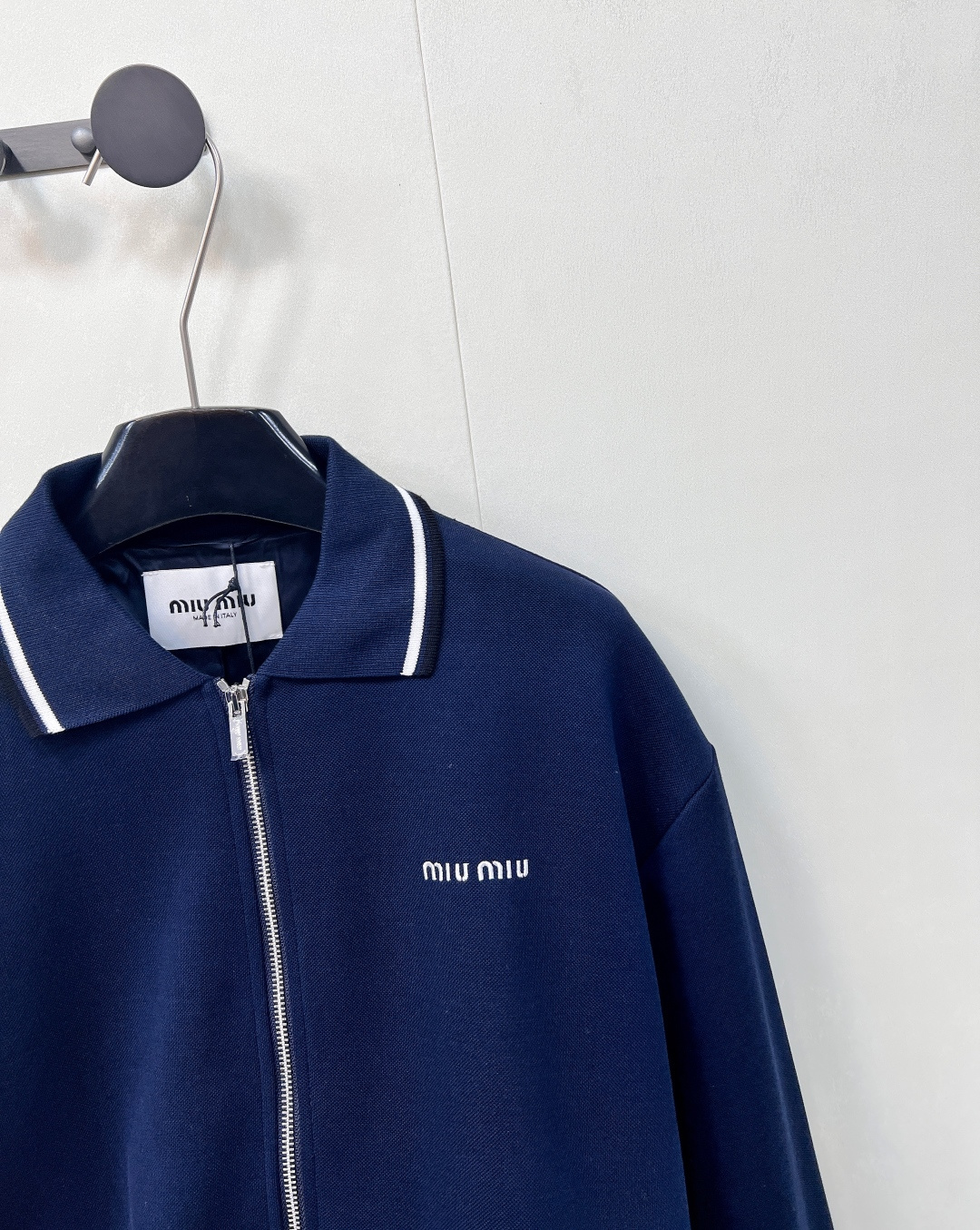 🆕Miumiu2025新款字母刺绣拉链休闲夹克外套，定制YB朱地全棉材质 自带孔洞 透气舒适 休闲夹克外