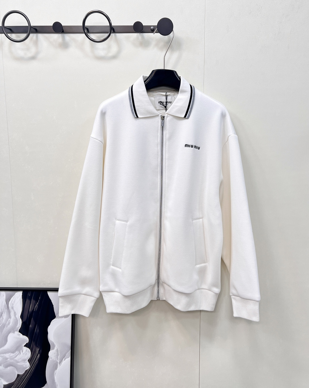 NO:451457,Miumiu2025 new letter embroidered zipper casual jacket, customized YB red cotton material, with holes, breathable and comfortable casual jacket style, Oversized silhouette cut easily outlines the slack lines of the shoulder, easy to put on and take off, three-dimensional logo embroidery decoration on the chest, with collar edges, horizontal black and white contrasting stripes elastic elastic cuff hem, details are handled tone, more unified and coordinated, meet various needs of sports dates, play with loose American outfits, customized surface accessories, accurate version, complete three standards!  Two colors size sml code, miumiu, versace, jackets & coats, jackets & coats, alexander wang19860909Miumiu2025新款字母刺绣拉链休闲夹克外套,定制YB朱地全棉材质 自带孔洞 透气舒适 休闲夹克外套版型 Oversized廓形裁剪轻松勾勒落肩松弛感线条 拉链调节穿脱方便 胸前立体徽标刺绣装饰 配合领边横向黑白撞色条纹弹力松紧袖口下摆包边 细节处理满分 彰显品牌调性 风格更加统一协调 满足运动约会多种需求 玩转松弛美式穿搭 定制面辅料 认准版本 ,三标齐全！两色出 尺码sml 编码,,miumiu,versace,jackets & coats,jackets & coats,alexander wang,Women's clothing