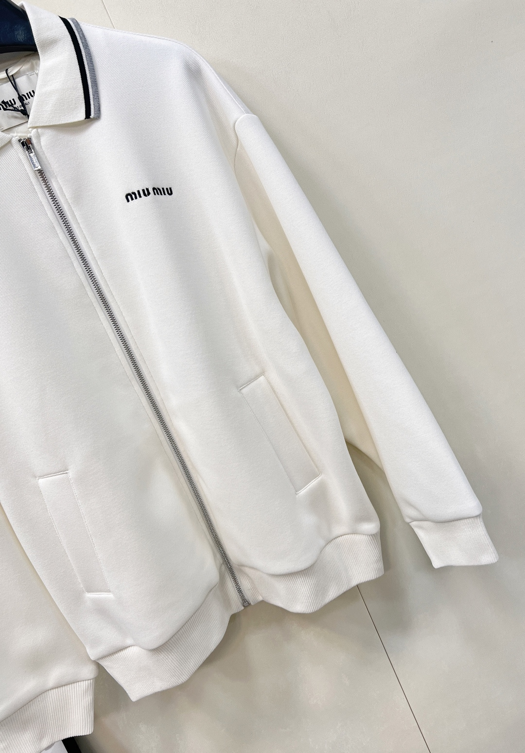 🆕Miumiu2025新款字母刺绣拉链休闲夹克外套，定制YB朱地全棉材质 自带孔洞 透气舒适 休闲夹克外