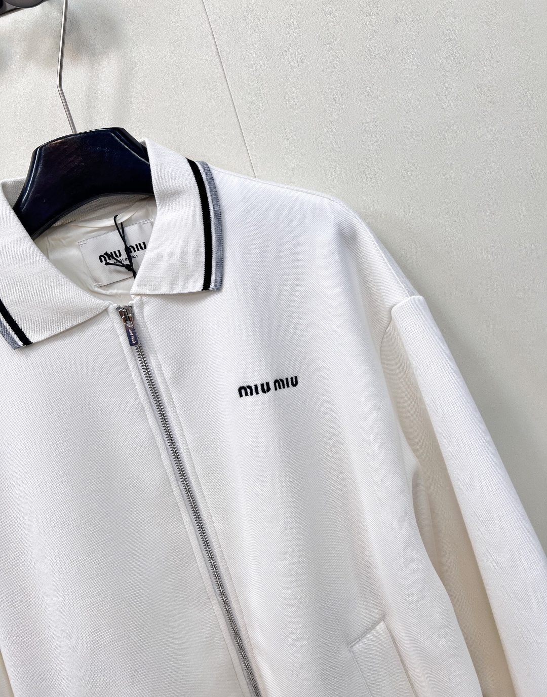 🆕Miumiu2025新款字母刺绣拉链休闲夹克外套，定制YB朱地全棉材质 自带孔洞 透气舒适 休闲夹克外