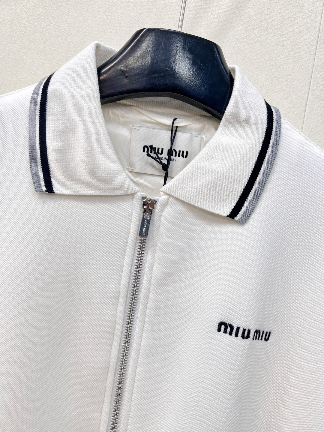 🆕Miumiu2025新款字母刺绣拉链休闲夹克外套，定制YB朱地全棉材质 自带孔洞 透气舒适 休闲夹克外