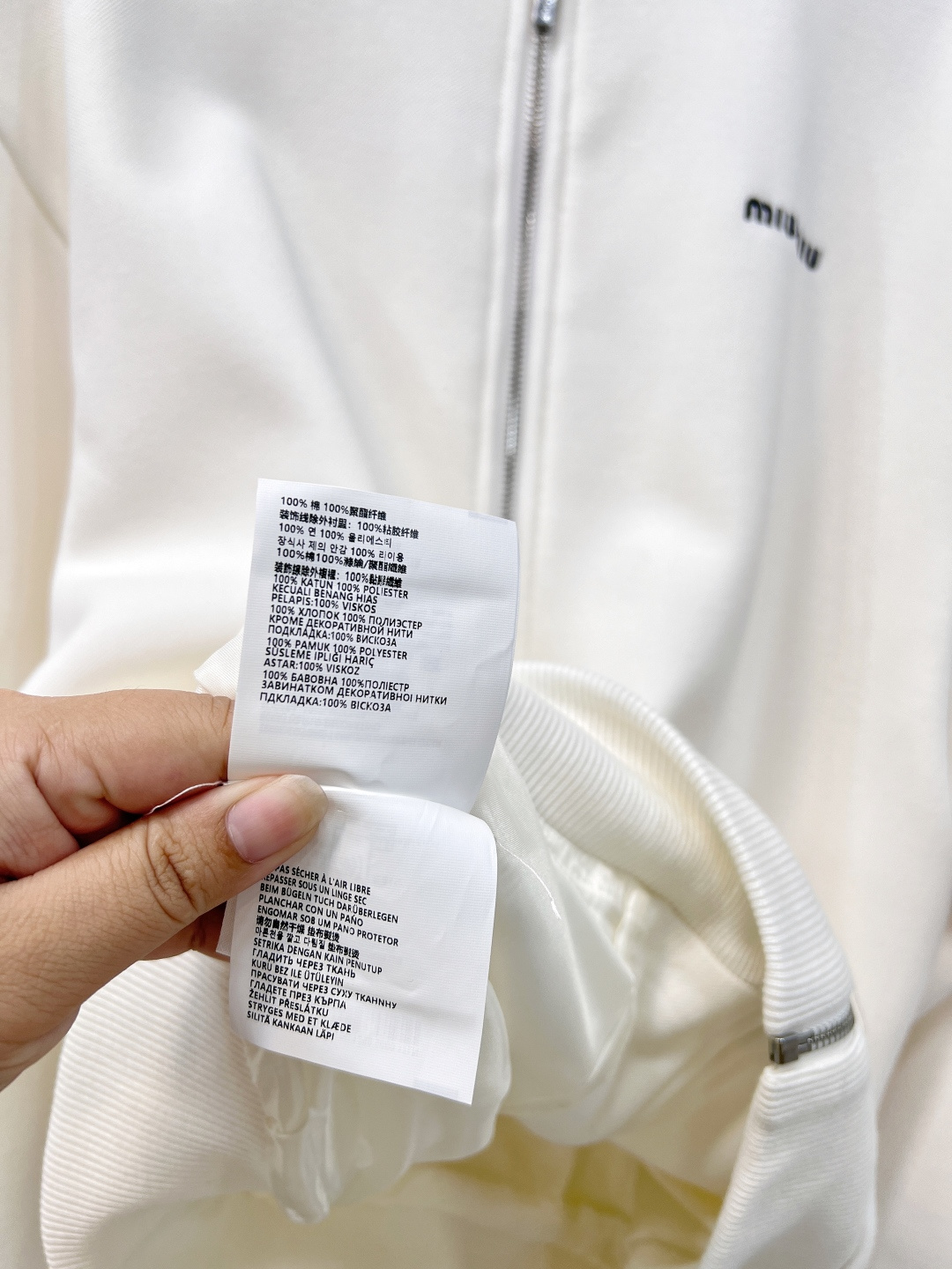 🆕Miumiu2025新款字母刺绣拉链休闲夹克外套，定制YB朱地全棉材质 自带孔洞 透气舒适 休闲夹克外