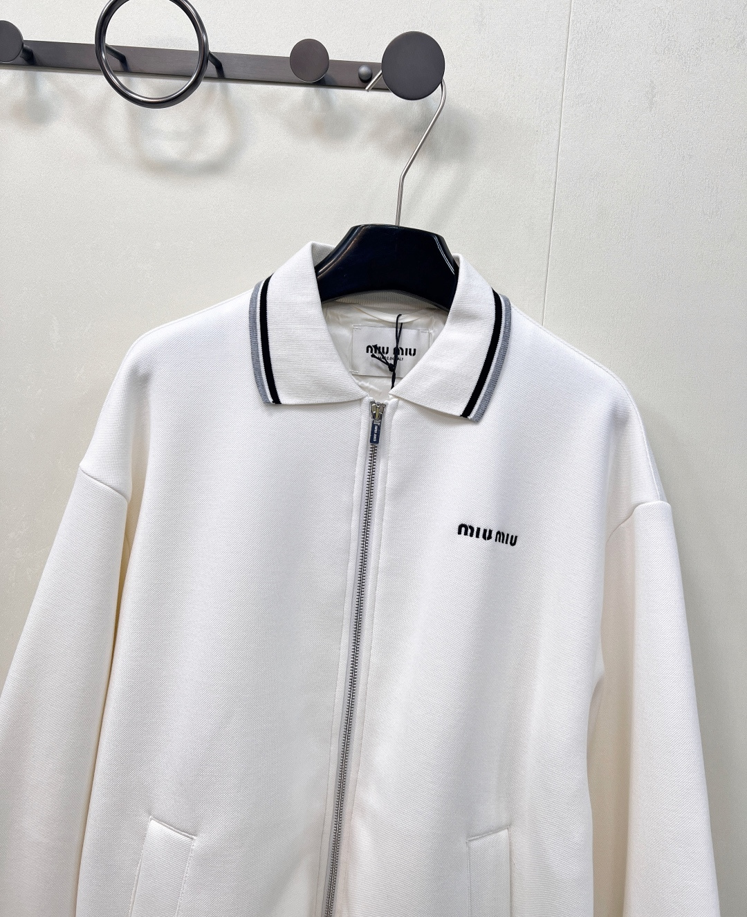 🆕Miumiu2025新款字母刺绣拉链休闲夹克外套，定制YB朱地全棉材质 自带孔洞 透气舒适 休闲夹克外