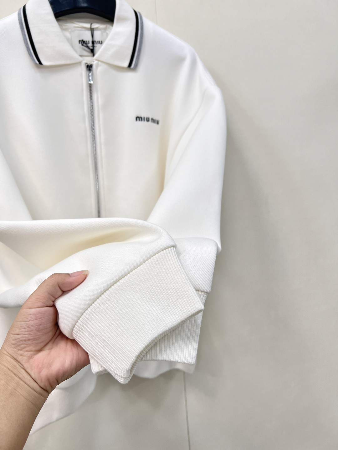 🆕Miumiu2025新款字母刺绣拉链休闲夹克外套，定制YB朱地全棉材质 自带孔洞 透气舒适 休闲夹克外